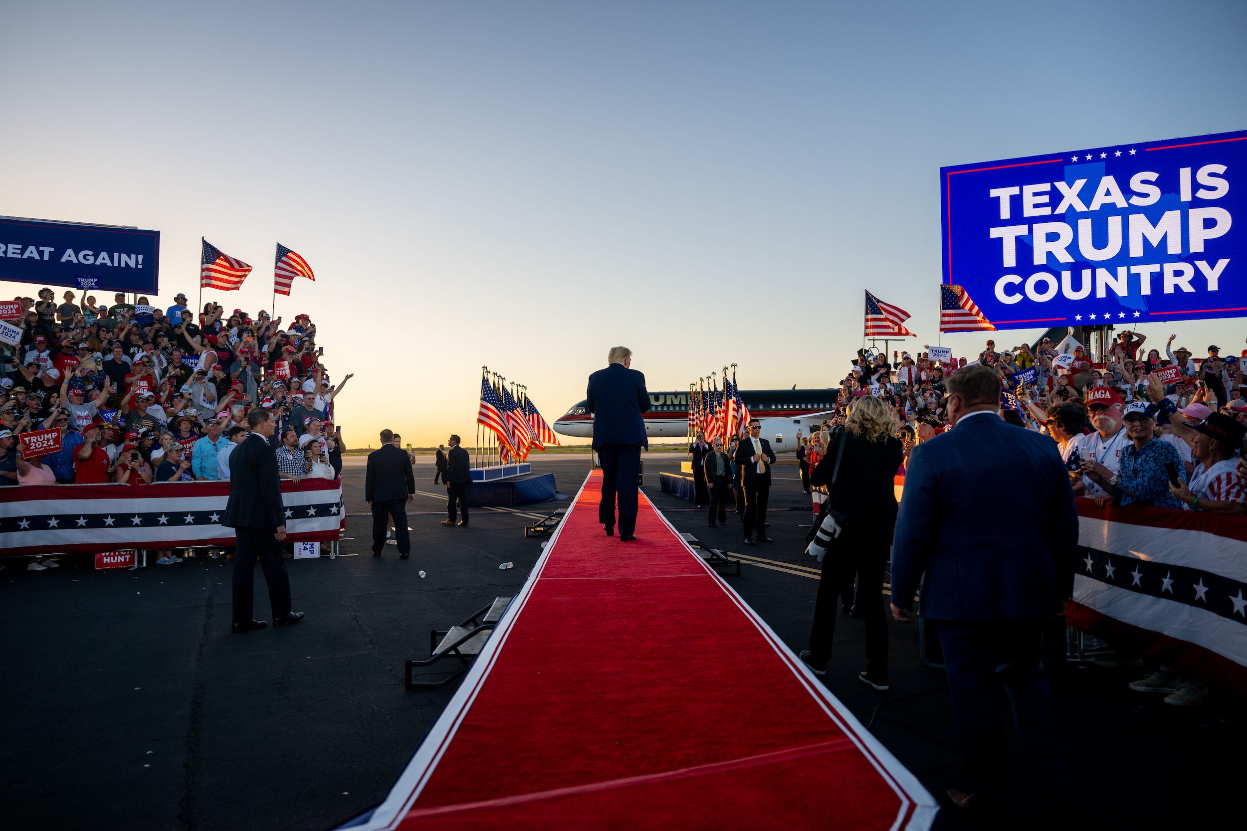 Donald Trump verlässt das Land nach einer Wahlkampfveranstaltung