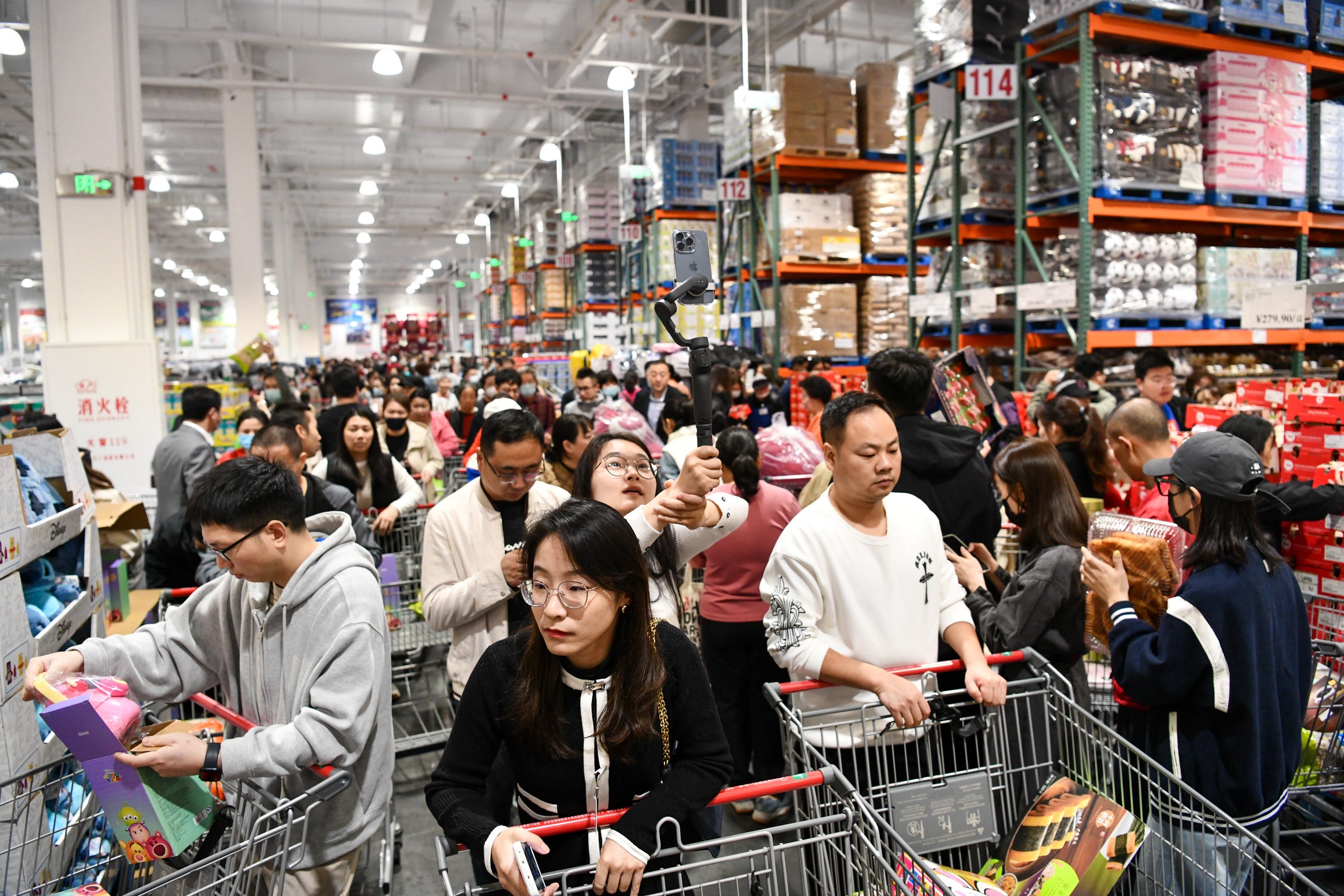 Menschen kaufen im neuen Laden von Costco in Shenzhen ein.