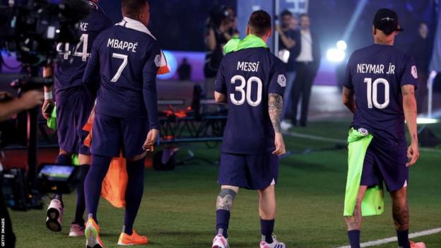 Kylian Mbappe, Lionel Messi und Neymar gehen während eines PSG-Spiels weg