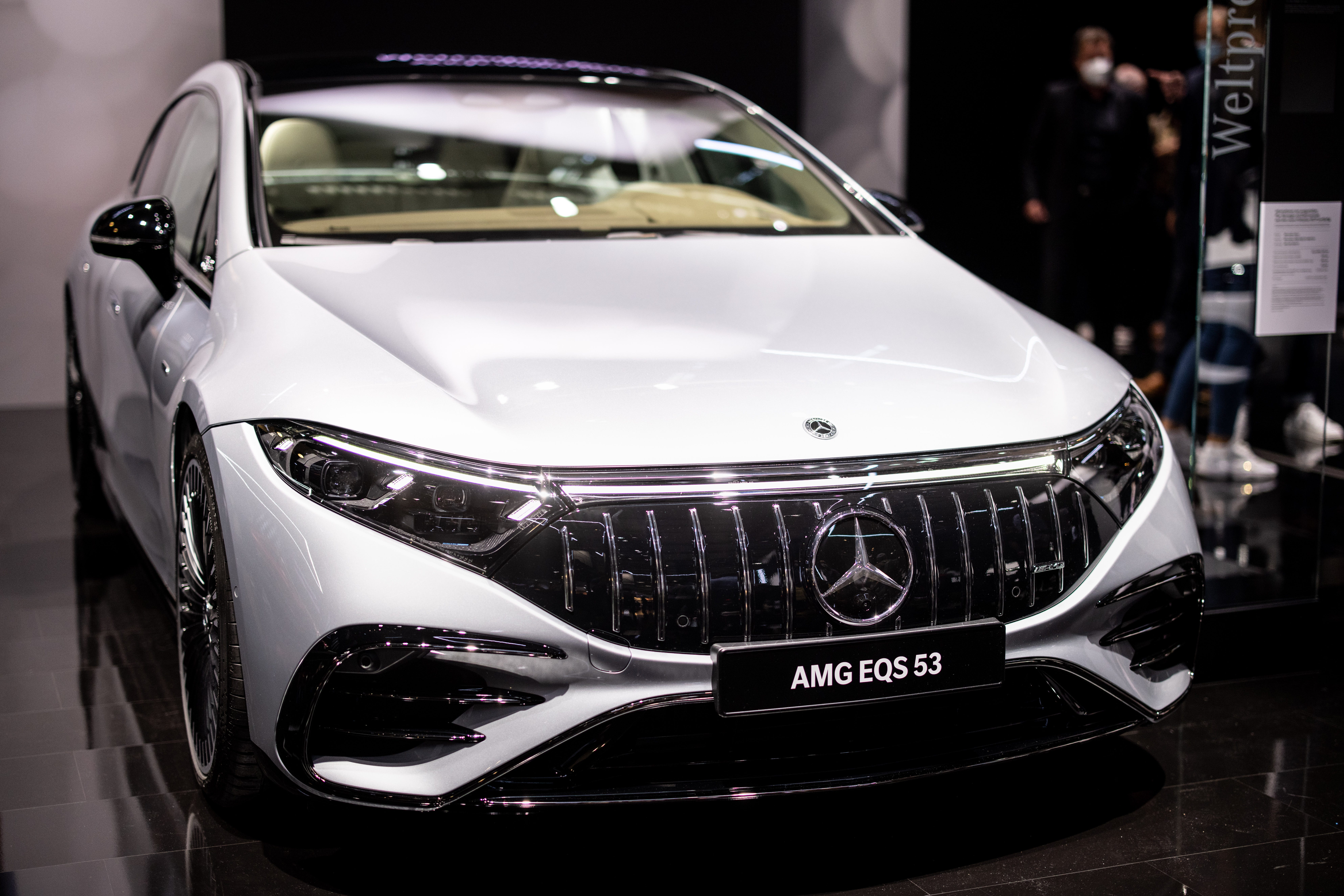 Weißer Mercedes AMG EQS