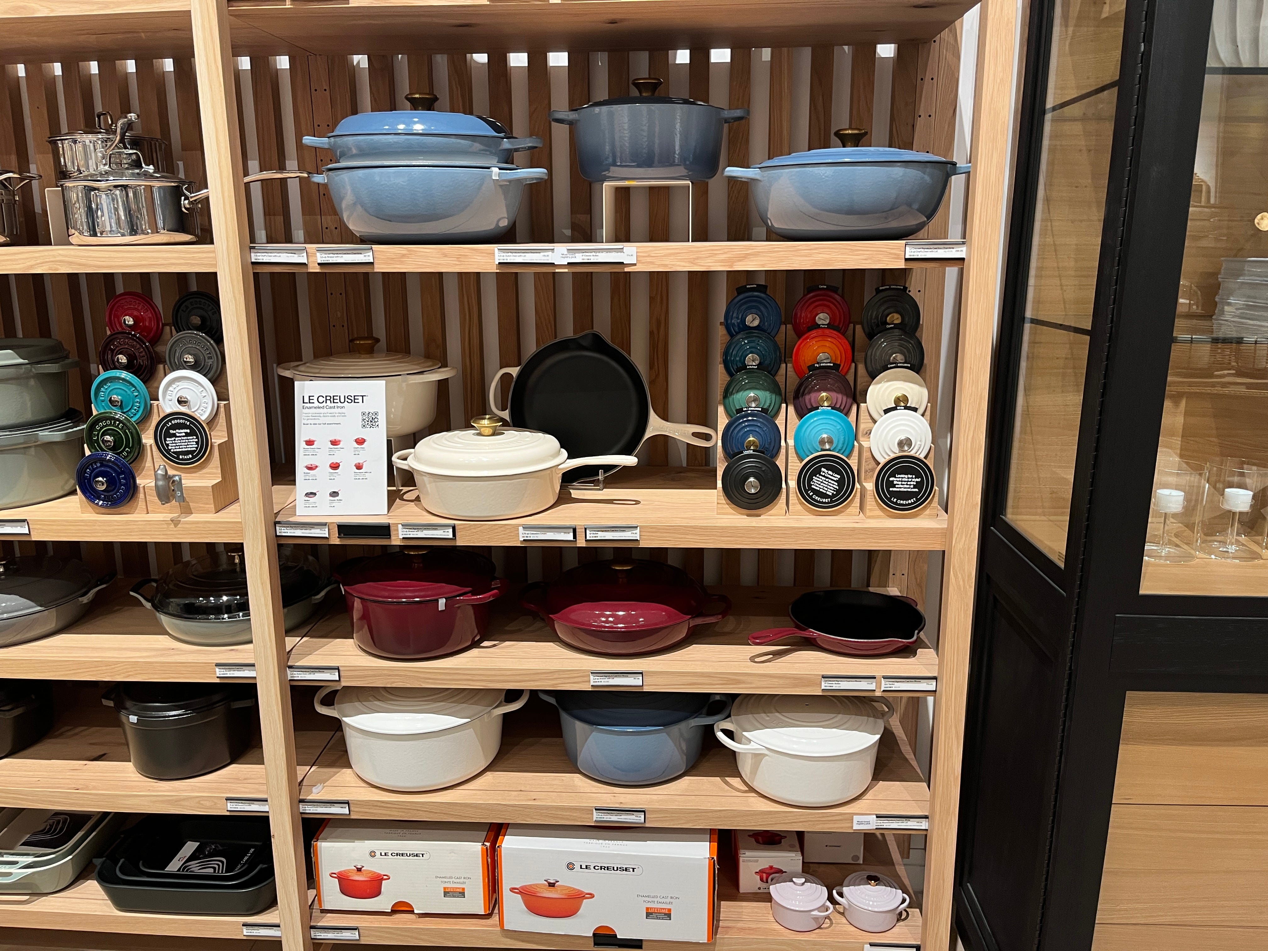 Le Creuset bei Crate and Barrel.