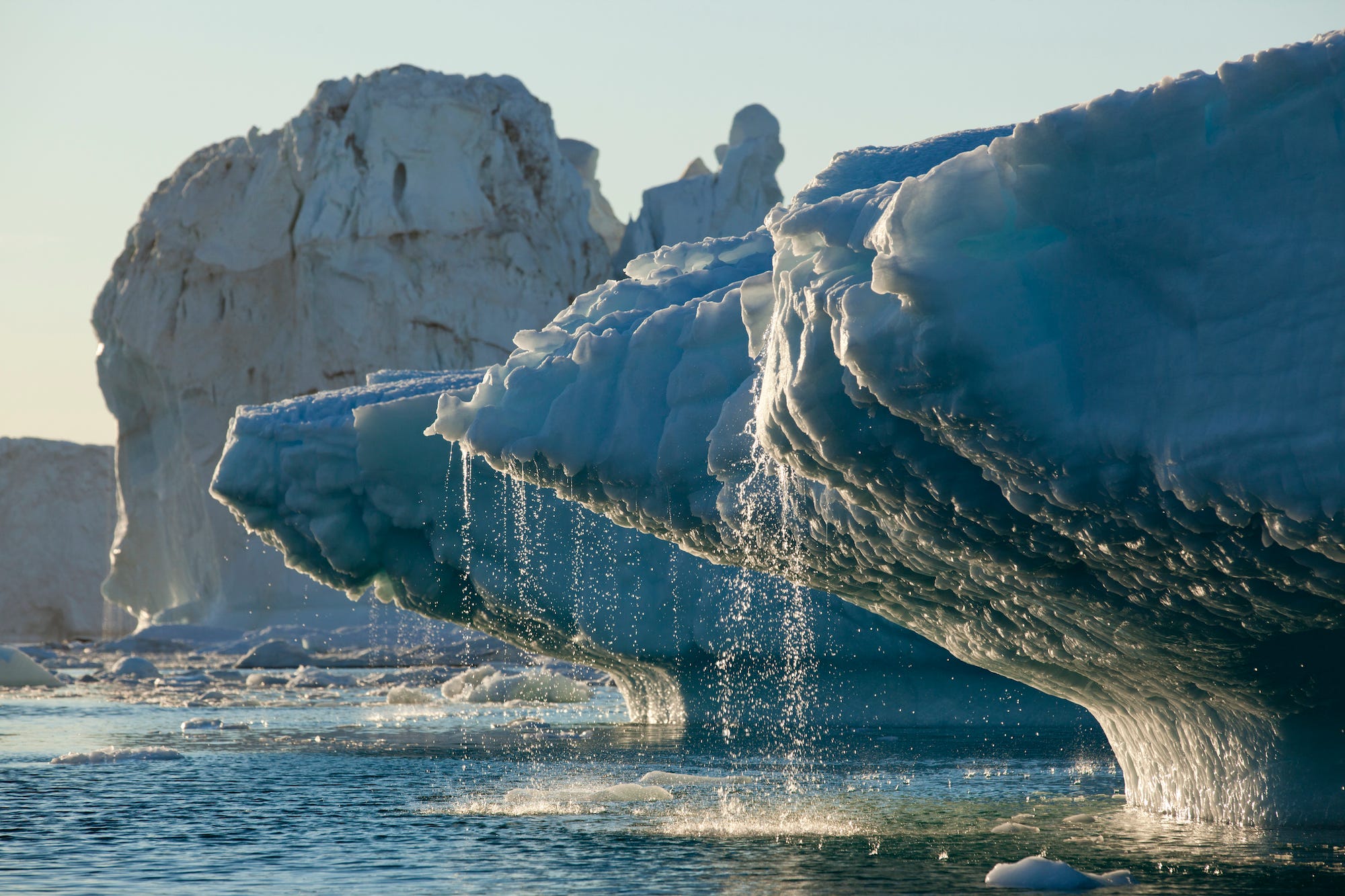 In der Diskobucht in Grönland ist Wasser von Eisbergen zu sehen, die kürzlich vom Ilulissat-Gletscher (Jakobshavn) gekalbt wurden