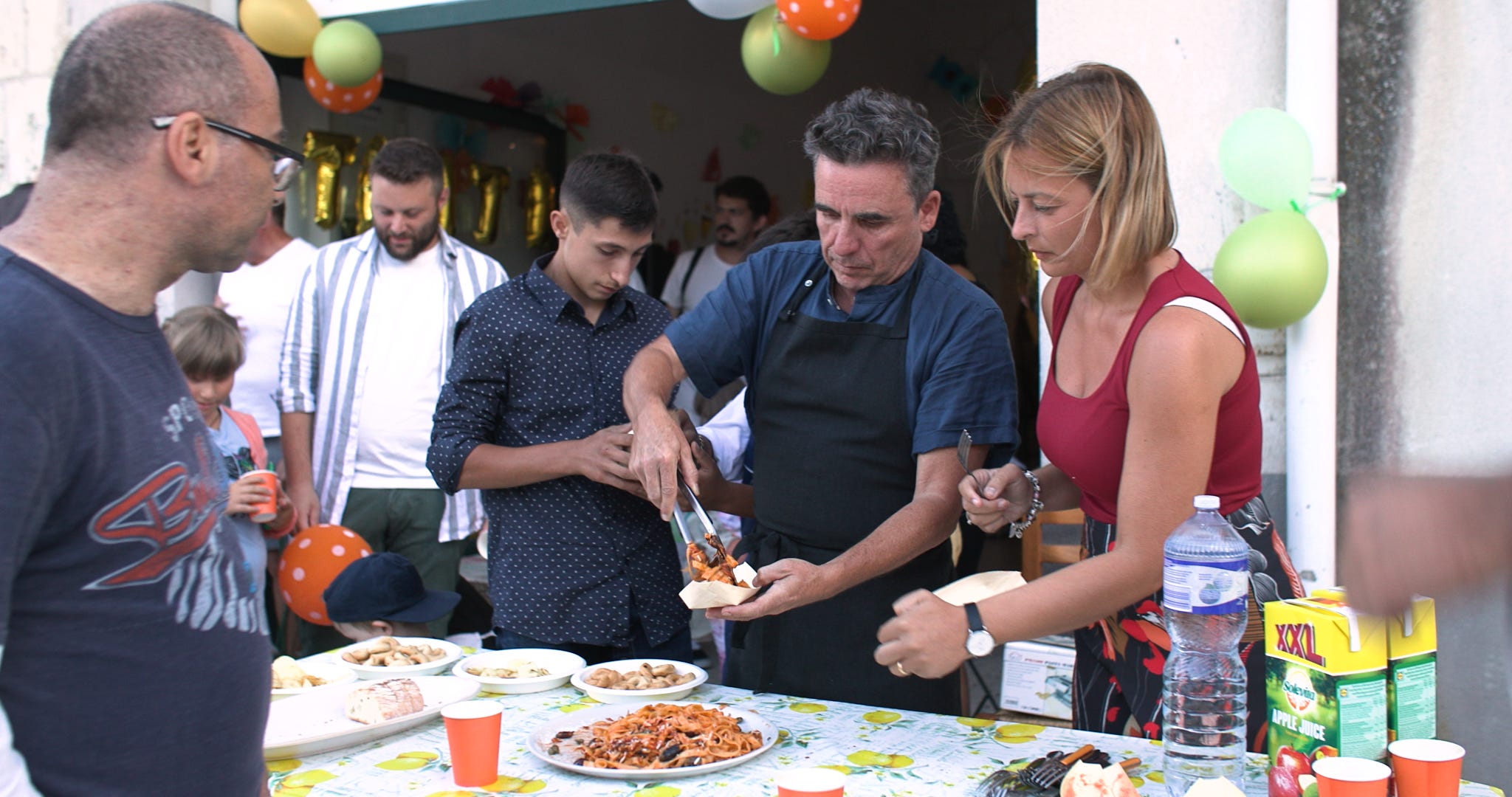 Danny McCubbin serviert Pasta zur Feier von zwei Jahren „The Good Kitchen“ in Mussomeli, Italien.
