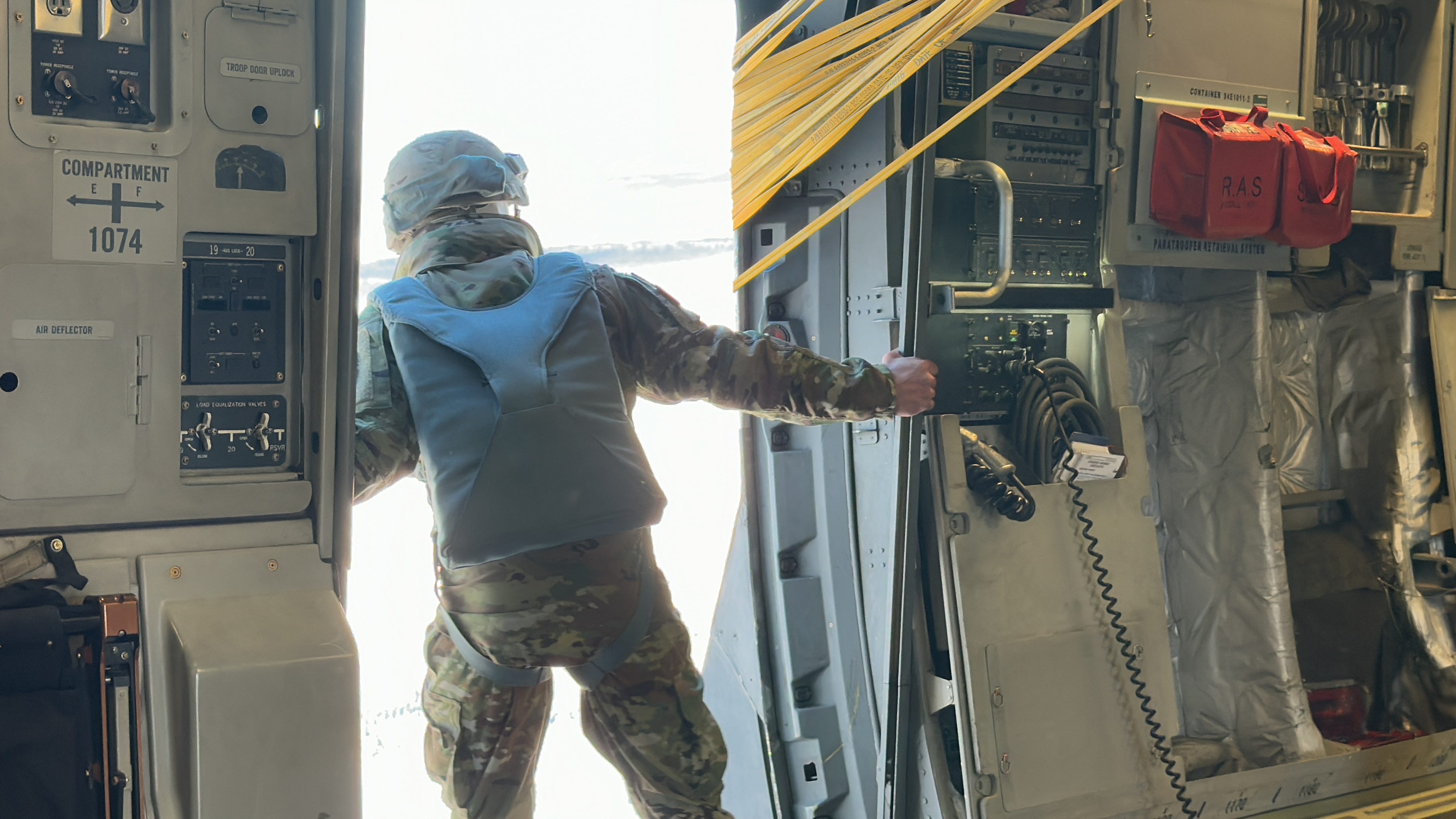Stabsfeldwebel  Derek Dion, Sprungmeister beim 3. Bataillon, 509th Parachute Infantry Regiment, 2nd Infantry Brigade Combat Team (Airborne), führt am 8. Februar 2024 während einer Luftlandeoperation über dem Donnelly Training Area, Alaska, eine Türinspektion durch.