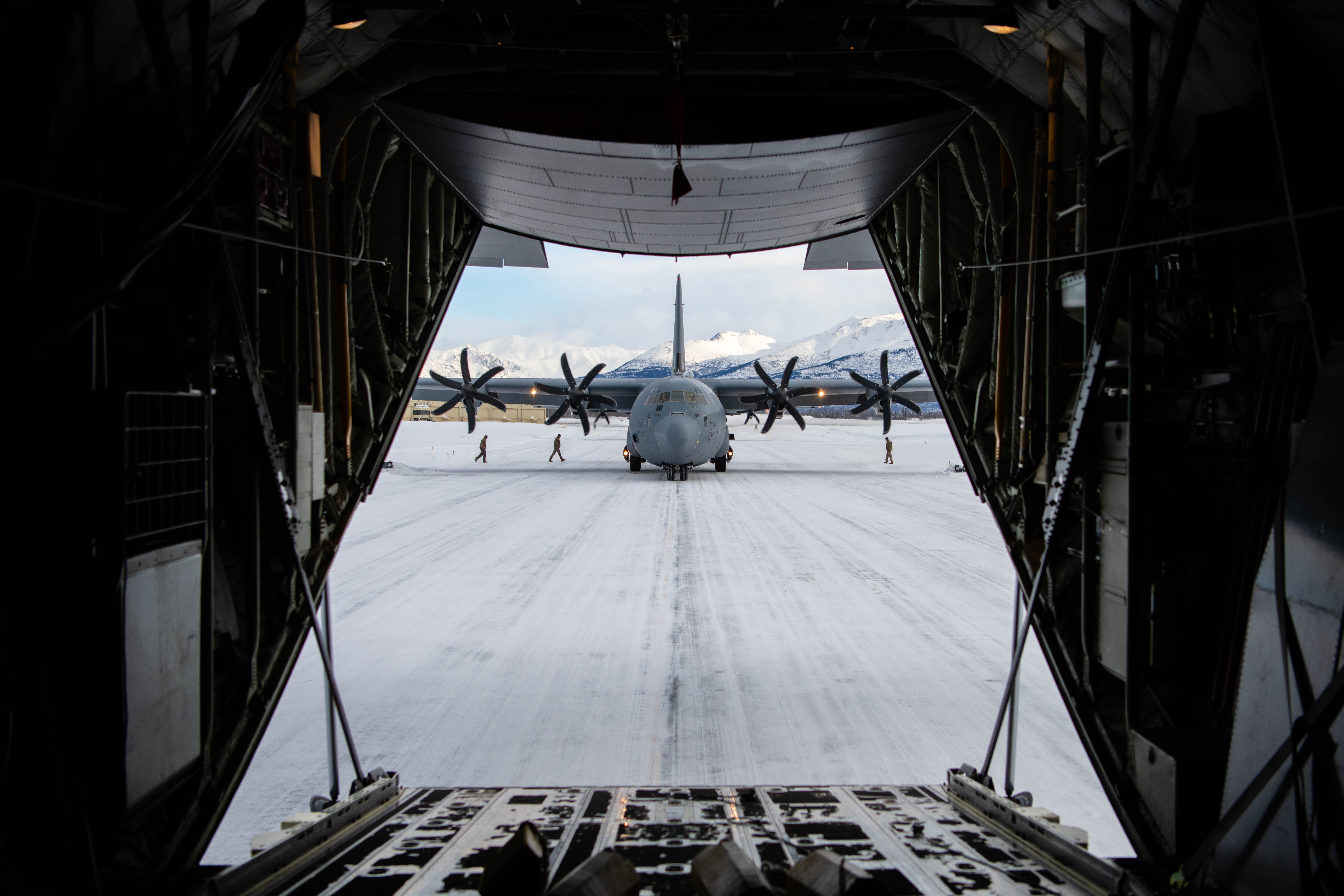 Eine C-130J Super Hercules der US-Luftwaffe, die dem 36. Luftbrückengeschwader auf dem japanischen Luftwaffenstützpunkt Yokota zugeteilt ist, stoppt am 9. Februar 2024 während des Joint Pacific Multinational Readiness Center 24-02 auf dem Joint Base Elmendorf-Richardson, Alaska, auf der Landebahn.