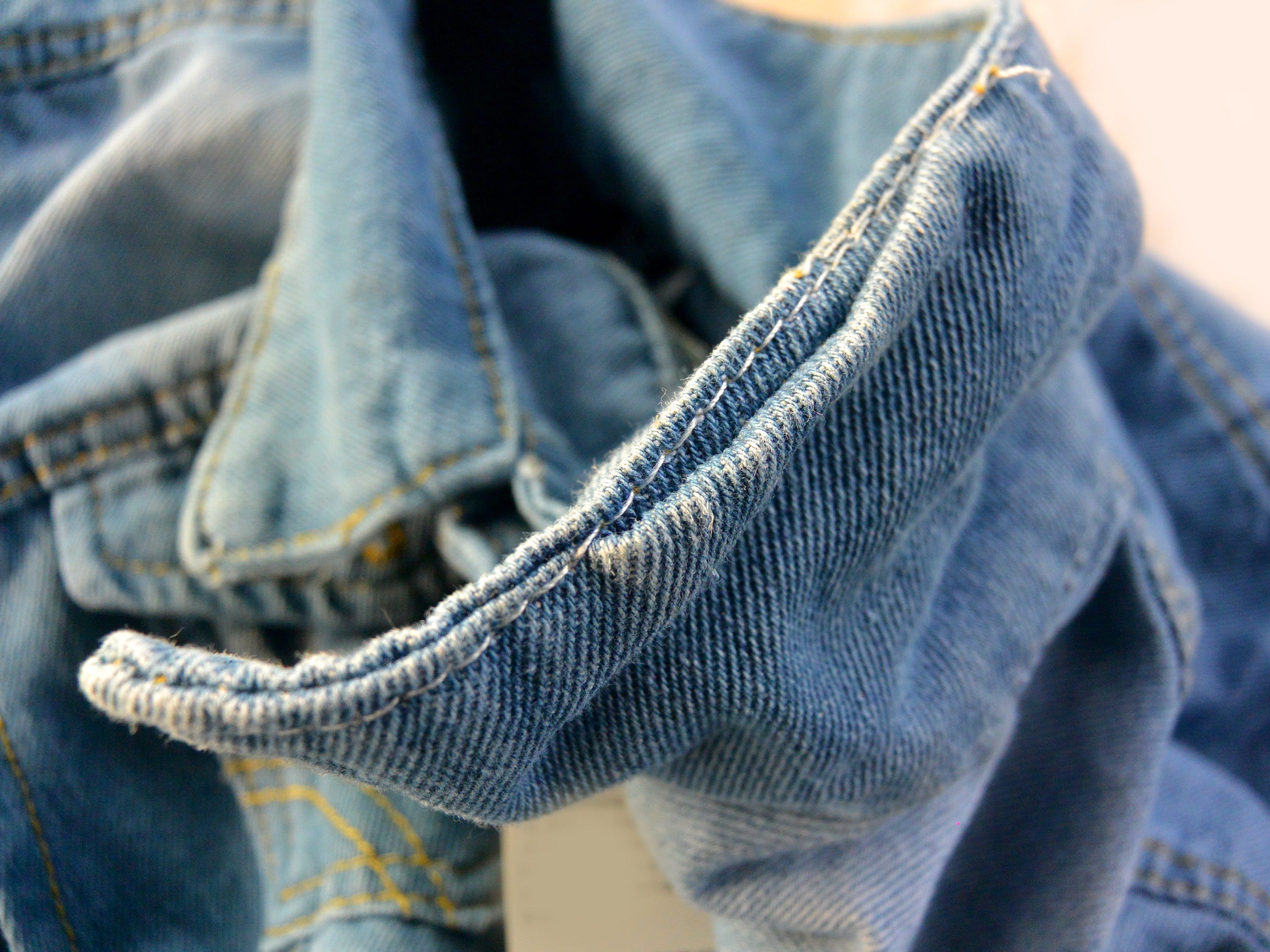 Jeansjacke mit schlechter Nahtqualität.