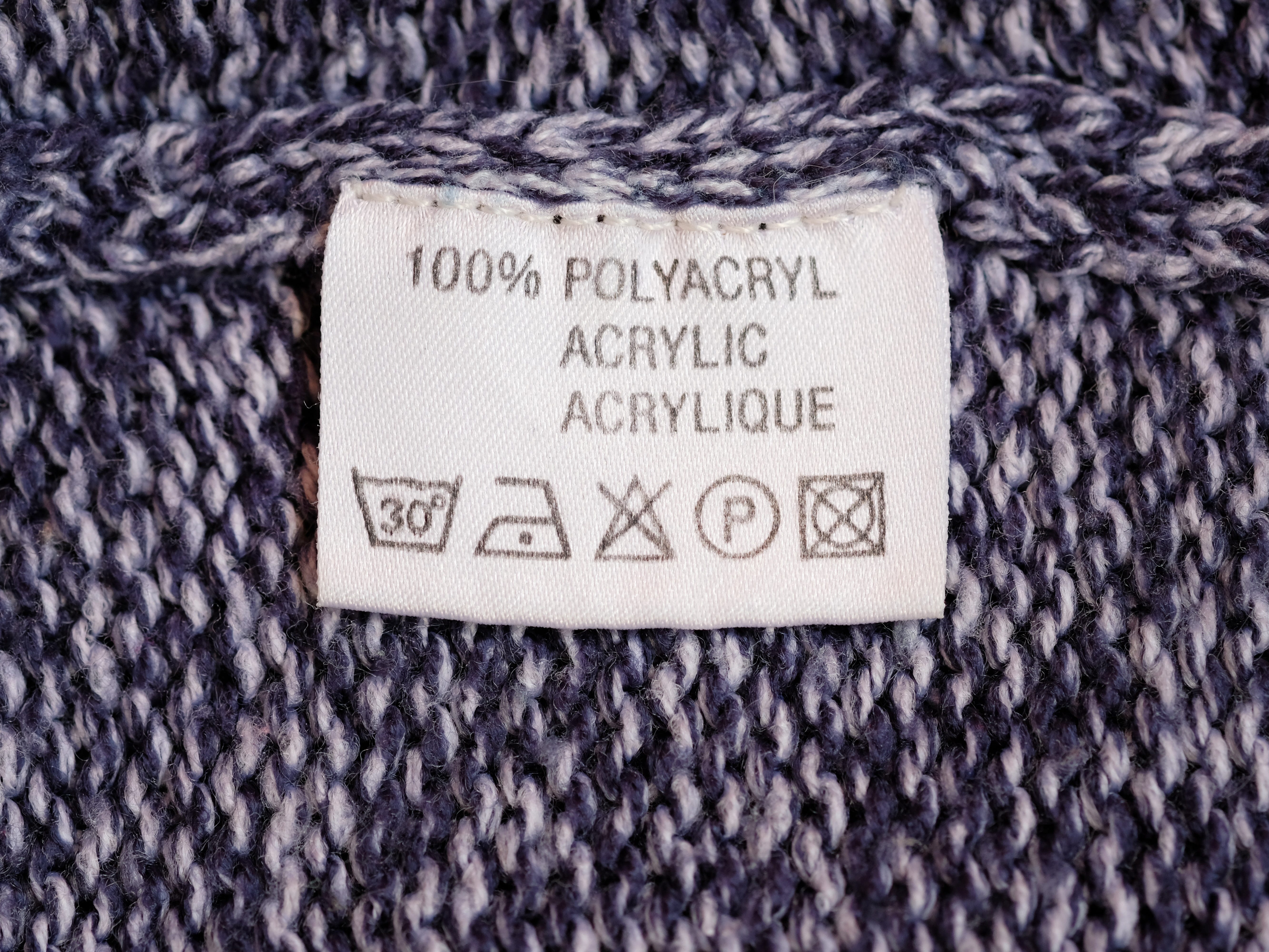 Bekleidungsetikett auf einem Pullover, 100 % Polyacryl.