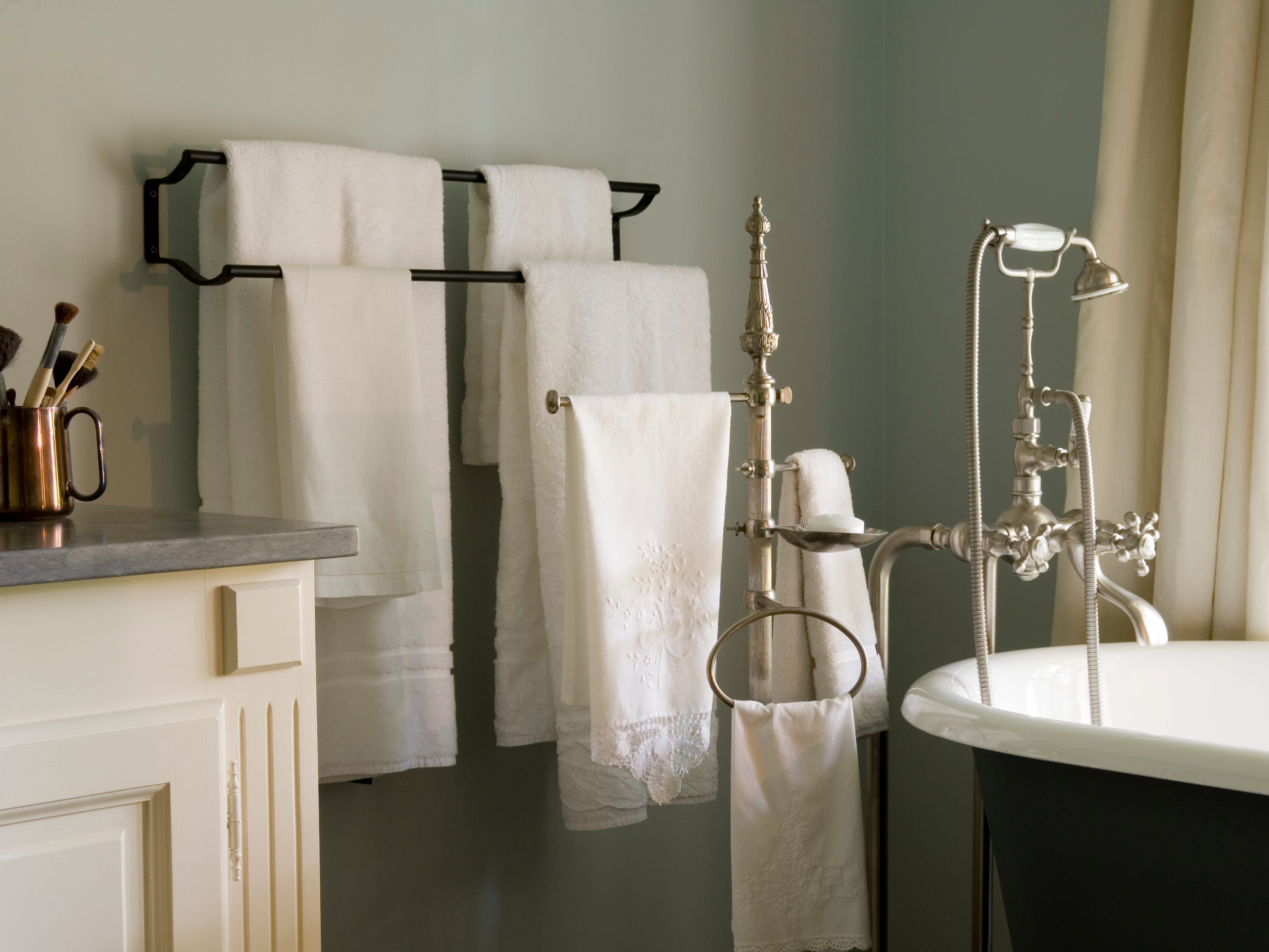 Badezimmer mit weißen, passenden Handtüchern