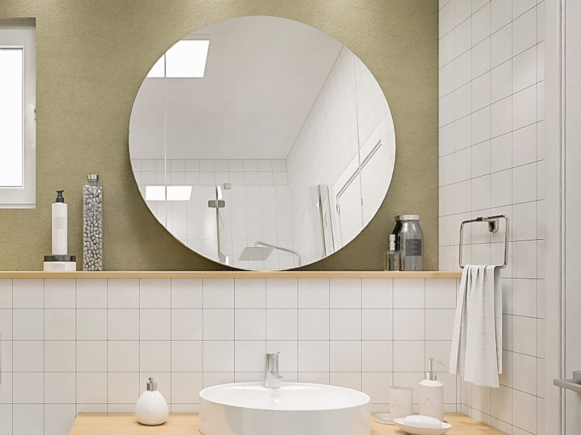 Badezimmer mit rahmenlosem Spiegel
