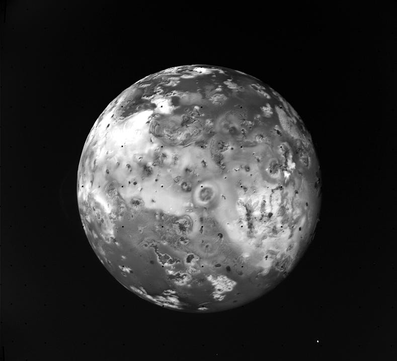 Schwarz-Weiß-Foto von Jupiters Mond Io, das überall in dieser fremden Welt Pockennarben und Risse zeigt