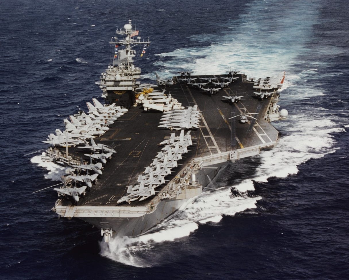 Die USS John F. Kennedy (CV-67) ist während der Qualifikation des Trägerluftgeschwaders im nördlichen puerto-ricanischen Einsatzgebiet unterwegs.