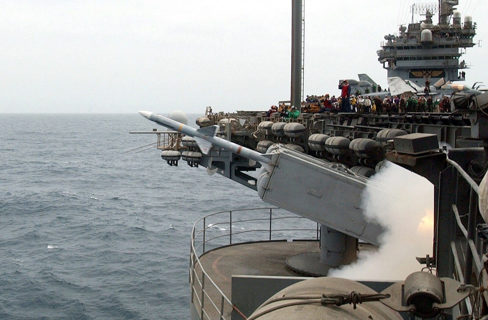 Eine NATO-Rakete vom Typ RIM-7 „Sea Sparrow“ verlässt ihren Träger während einer Feuerübung an Bord der USS John F. Kennedy.