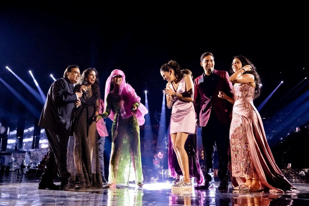 Mukesh Ambani, der Vorsitzende von Reliance Industries, Isha Piramal, Rihanna, Shloka Mehta Ambani, Akash Ambani und Radhika Merchant reagieren auf der Bühne während der Feierlichkeiten vor der Hochzeit von Anant und Radhika.