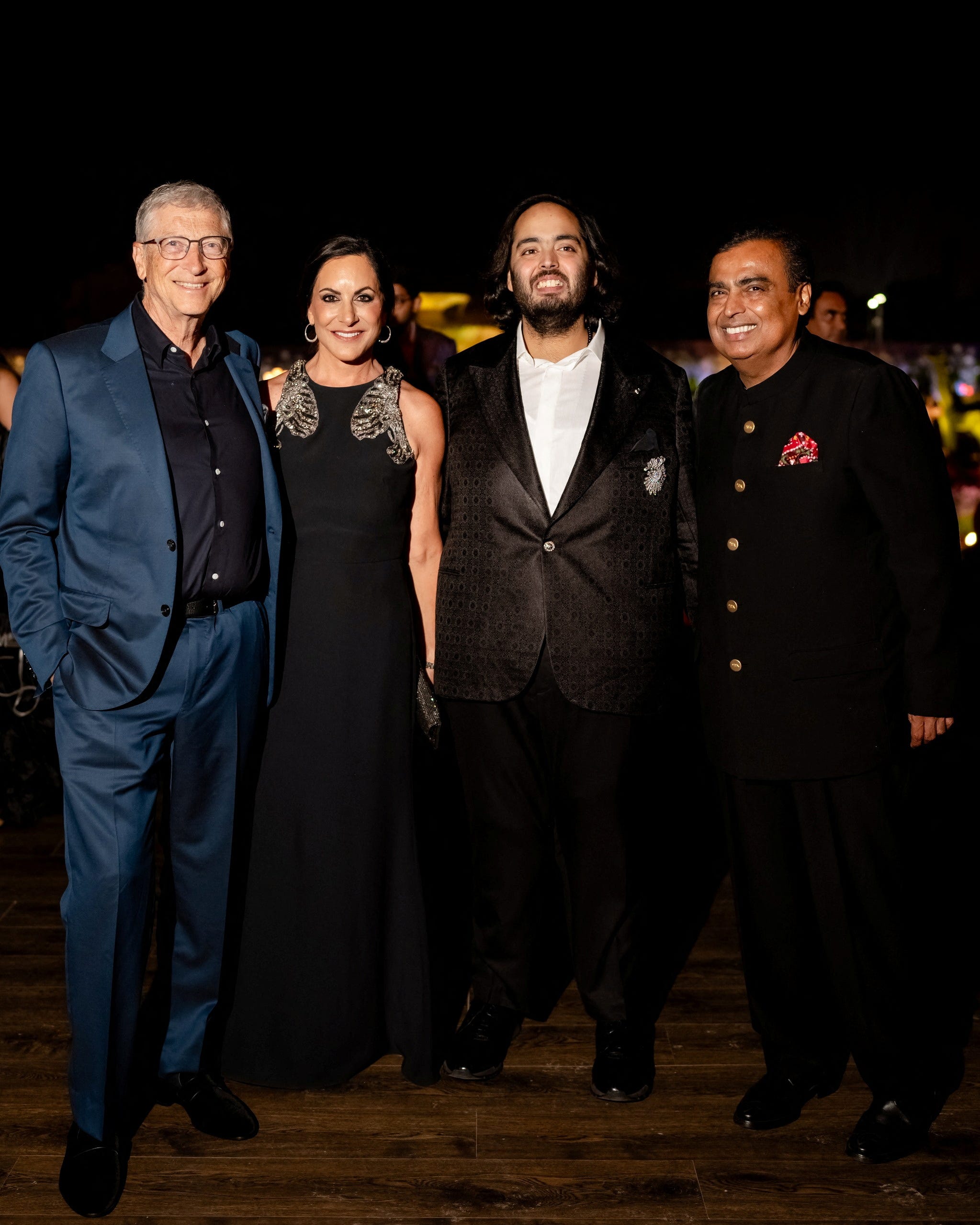 Bill Gates, seine Frau Melinda Gates, Anant Ambani, Sohn von Mukesh Ambani, dem Vorsitzenden von Reliance Industries, und Mukesh posieren für ein Foto während der Feierlichkeiten vor der Hochzeit von Anant und Radhika Merchant.