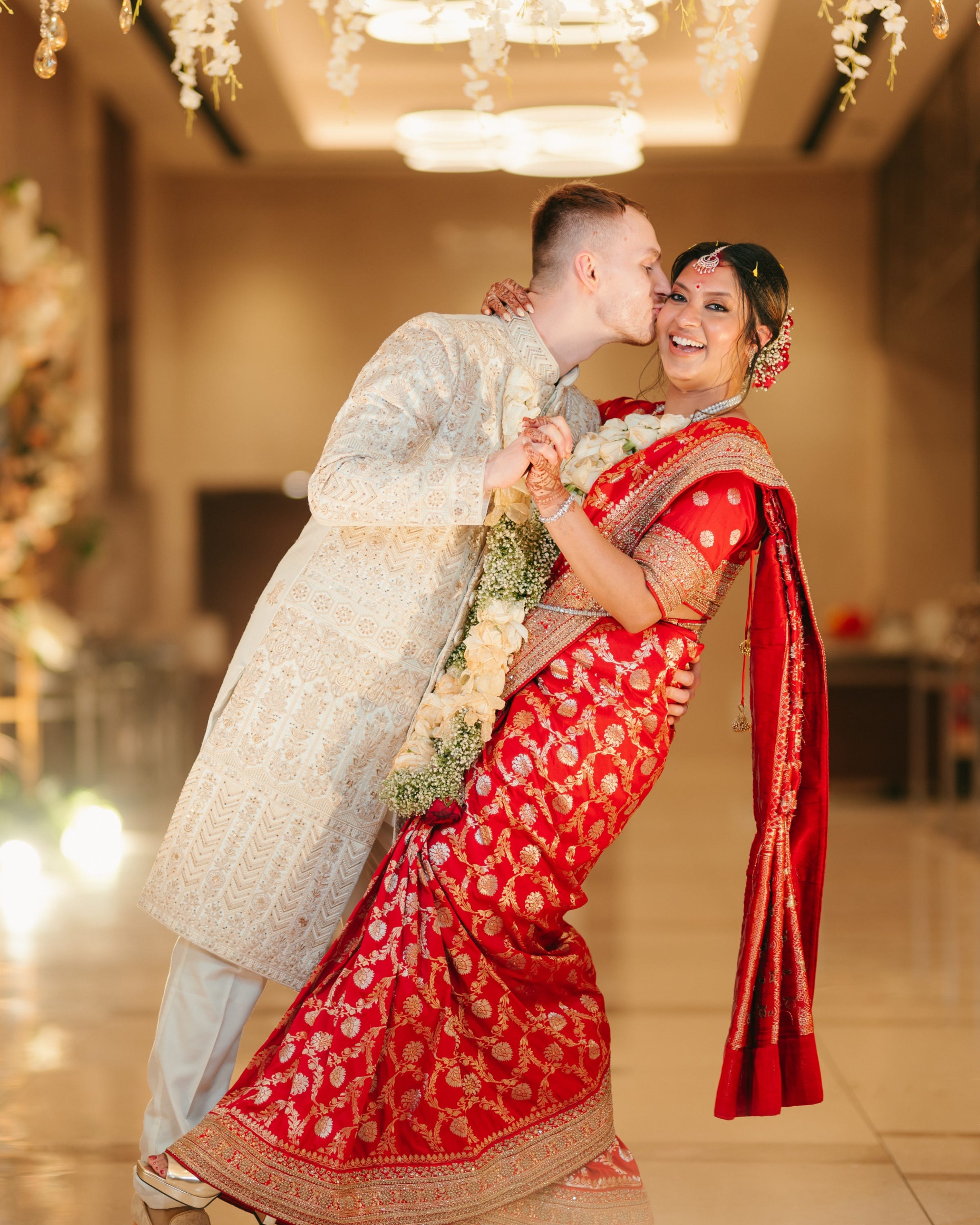 Kovalonoks küssen Goswami während ihrer Hochzeitsfeier in Kalkutta, Indien, auf die Wange.