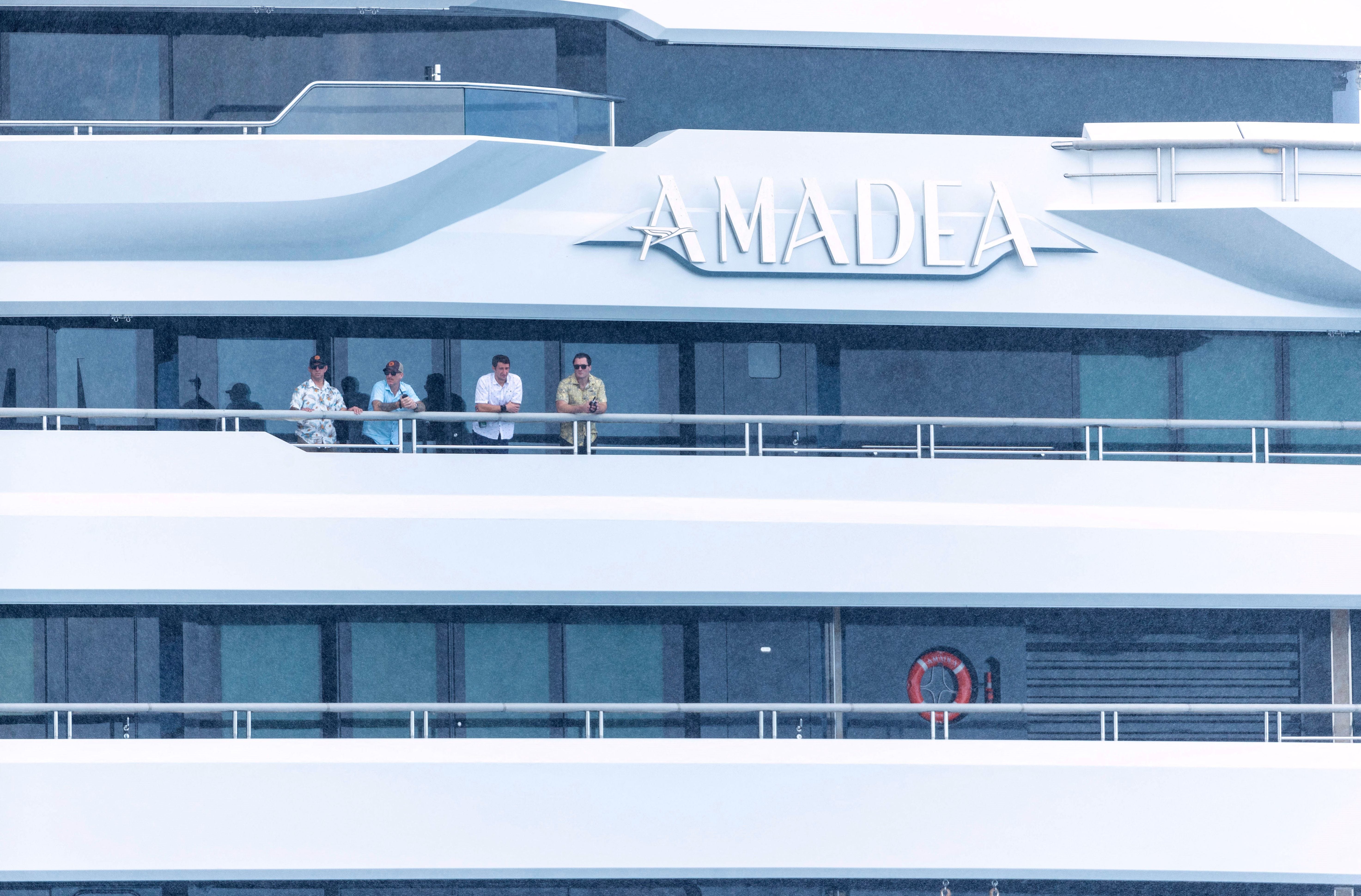 Die Yacht Amadea des sanktionierten russischen Oligarchen Suleiman Kerimov, die von der Fidschi-Regierung auf Ersuchen der USA beschlagnahmt wurde, kommt am 16. Juni 2022 im Hafen von Honolulu, Hawaii, an.