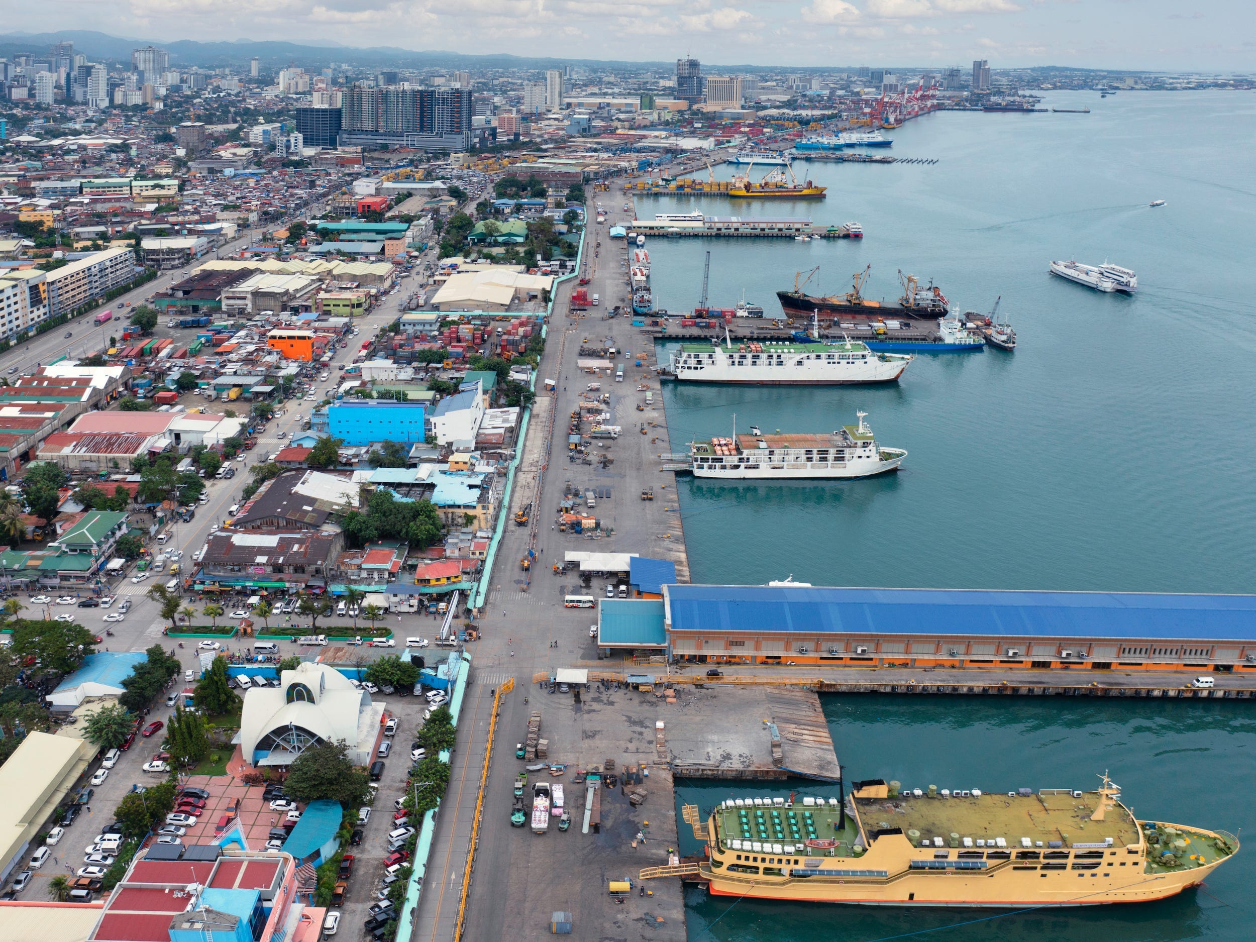 Eine Luftaufnahme des Hafens in Cebu, Philippinen.