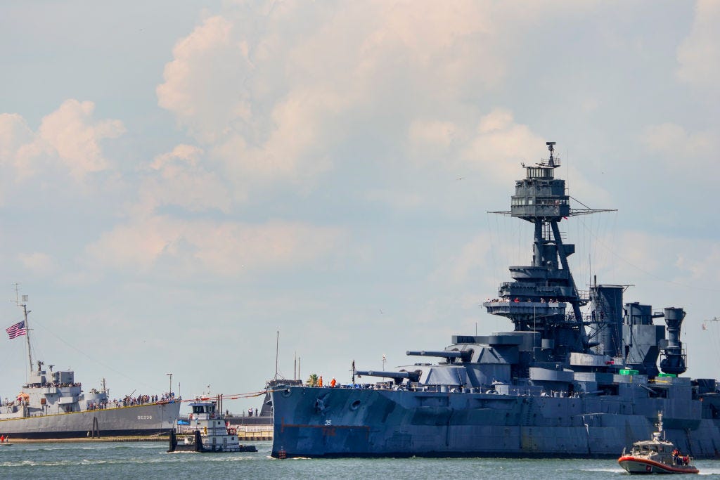 Das Schlachtschiff Texas passiert Seawolf Park und die USS Stewart, einen Zerstörer der Edsall-Klasse, als es am Mittwoch, den 31. August 2022 in Galveston in den Galveston-Kanal in Richtung eines Trockendocks für größere Reparaturen einfährt.