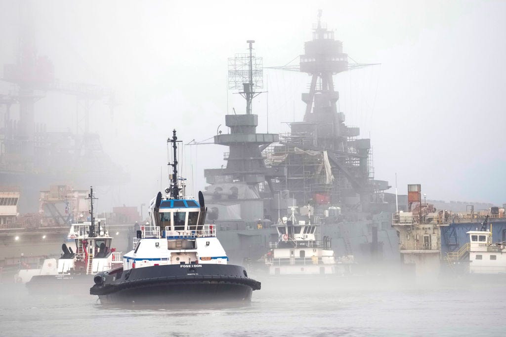 Schlepper führen das Schlachtschiff Texas am Dienstag, 5. März 2024, in Galveston aus einem Trockendock.