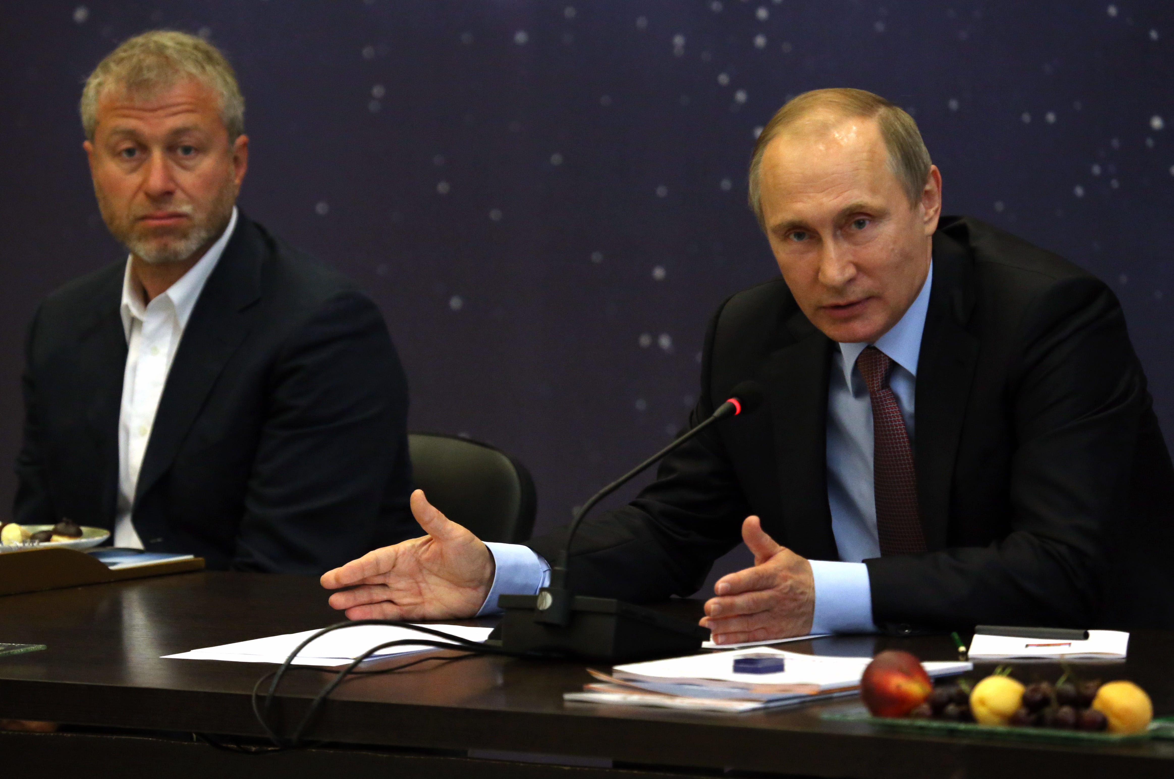 Roman Abramowitsch (links) und Wladimir Putin (rechts).