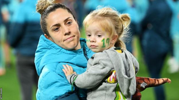 Katrina Gorry und ihre Tochter Harper bei der Frauen-Weltmeisterschaft 2023