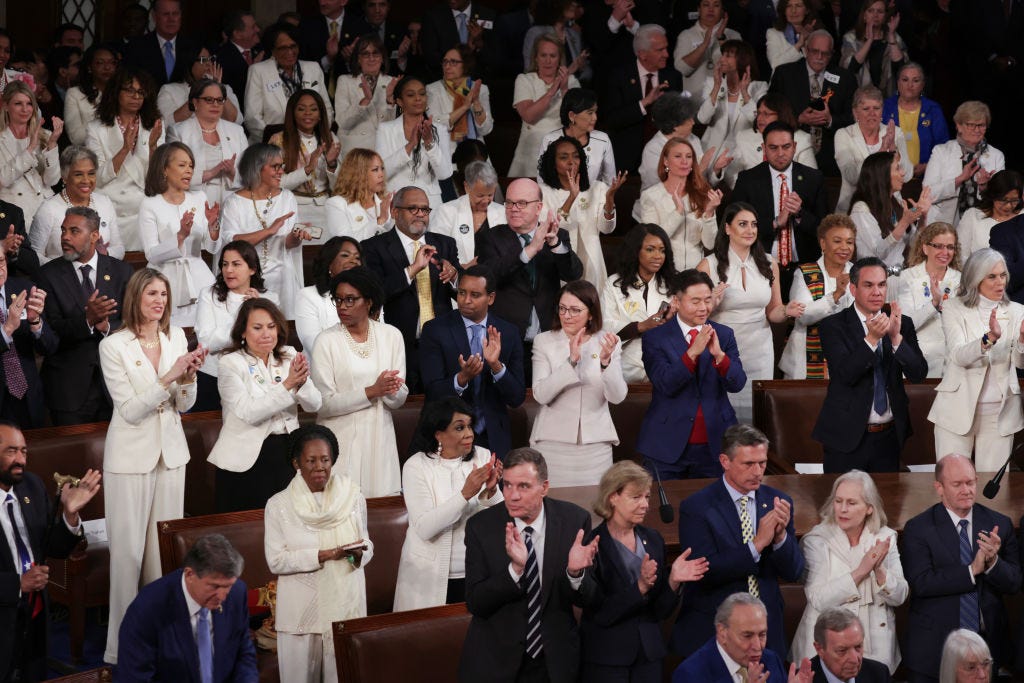 Mitglieder der Fraktion der Demokraten tragen während der Rede zur Lage der Nation von US-Präsident Joe Biden im Jahr 2024 Weiß für die Rechte der Frau