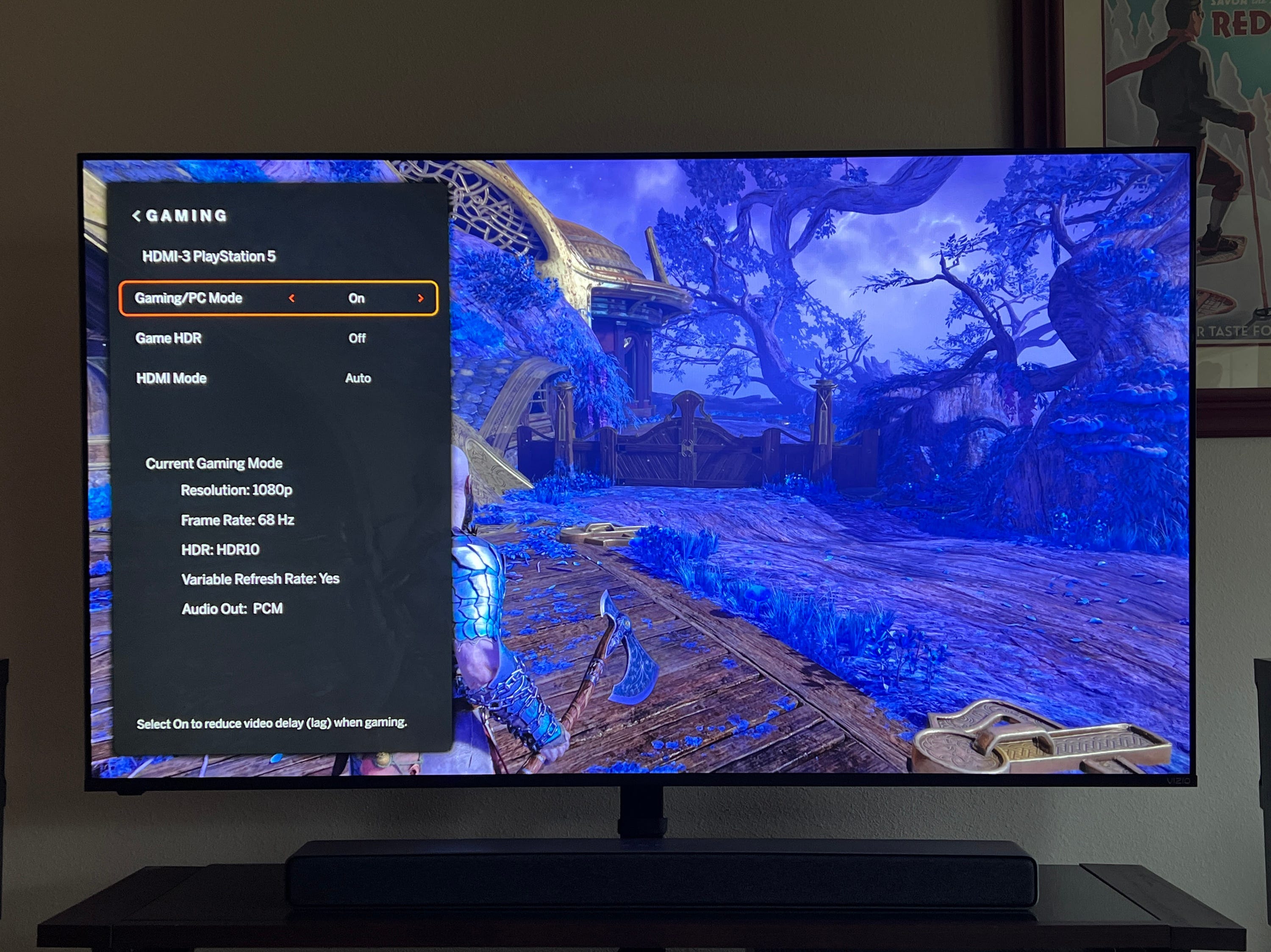 Ein Vizio-Fernseher zeigt sein Gaming-Signalmenü an, während auf dem Bildschirm God of Ward gespielt wird.