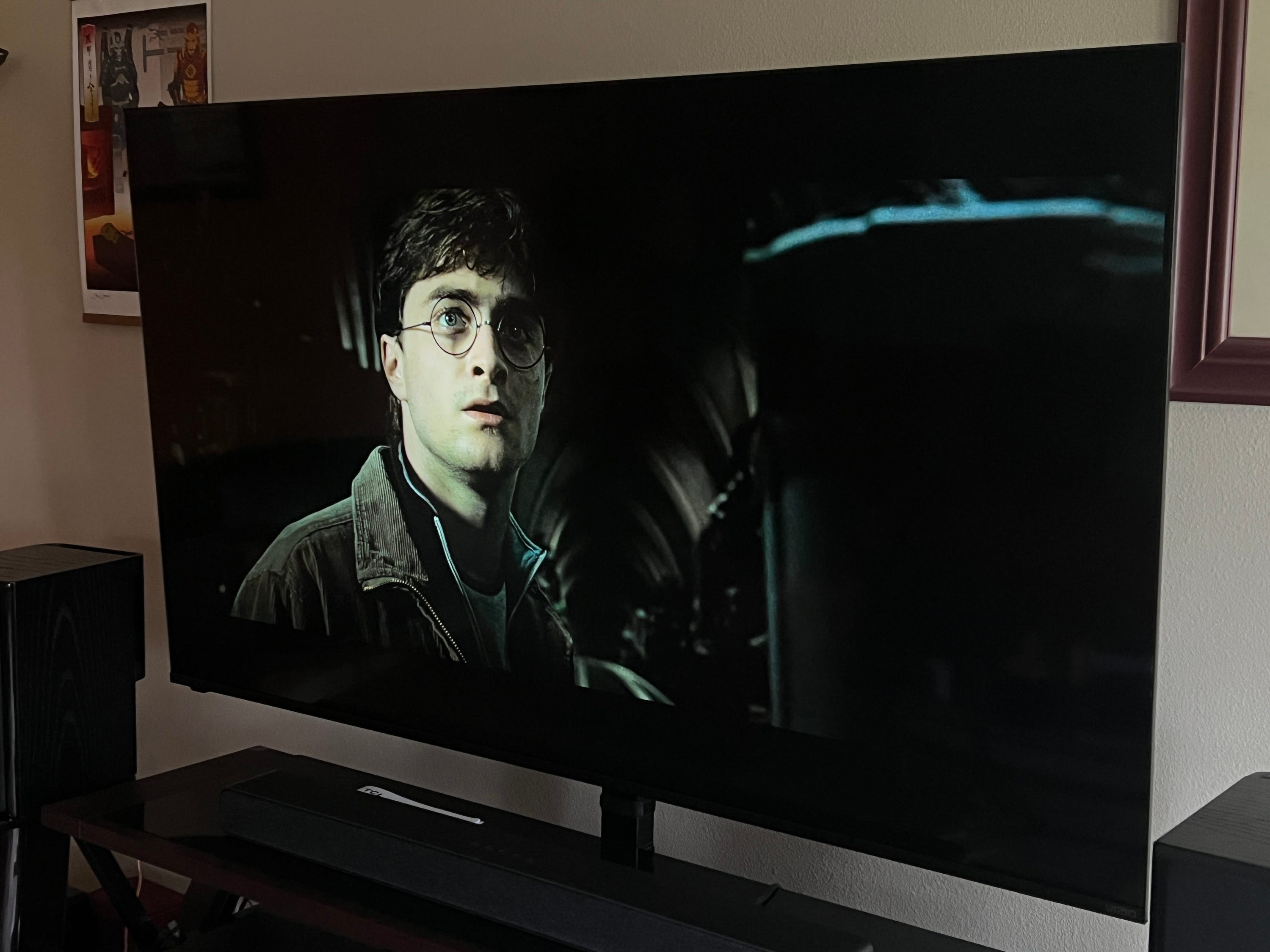 Eine Winkelaufnahme eines Vizio Quantum Pro-Fernsehers mit einer Szene aus Harry Potter auf dem Bildschirm.