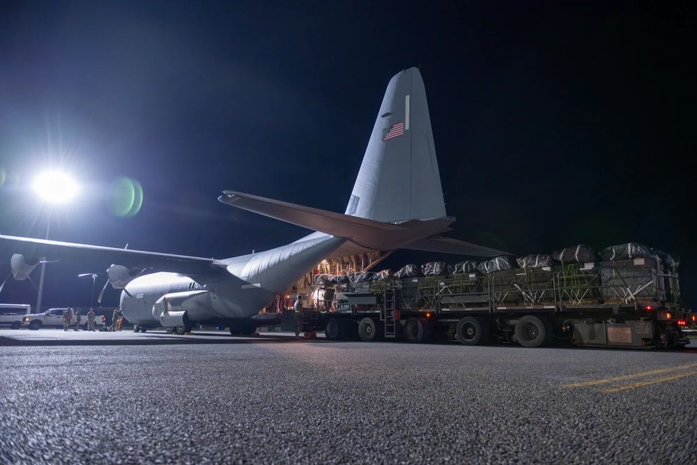 Eine C-130J Super Hercules der US-Luftwaffe ist mit humanitärer Hilfe beladen, die für einen Luftabwurf über Gaza bestimmt ist.