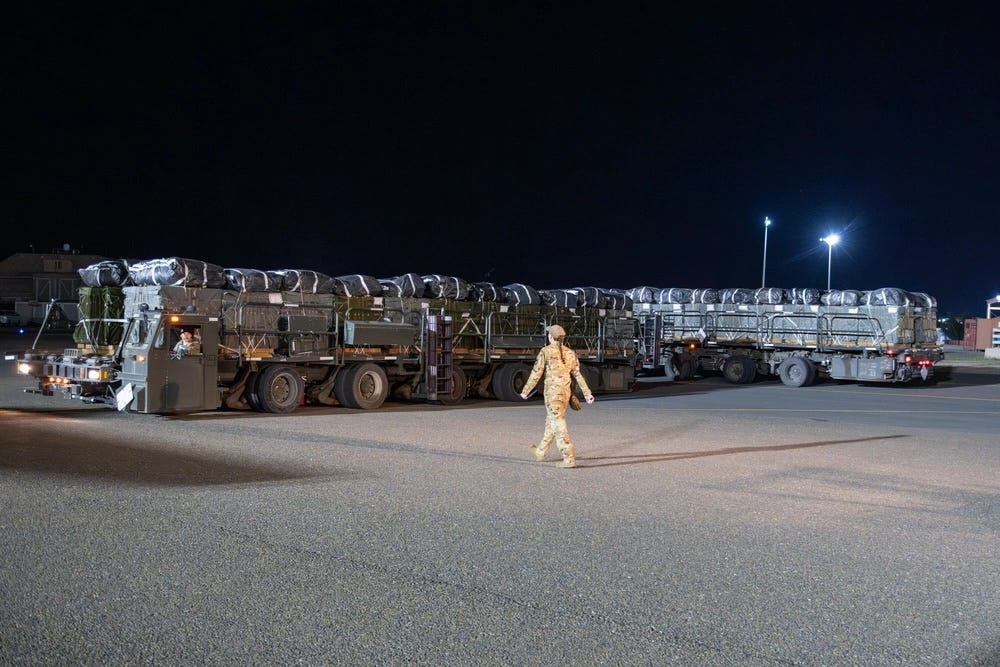 K-Loader der US-Luftwaffe, gefüllt mit Paletten mit Halal-Mahlzeiten, die für einen Abwurf über Gaza bestimmt sind