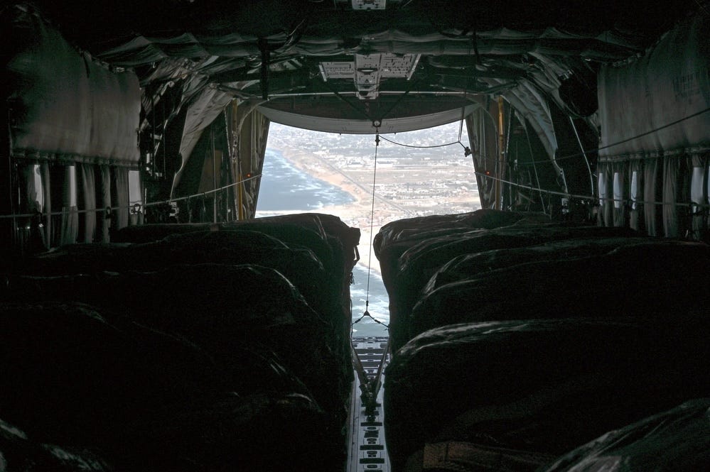 Ein C-130J Super Hercules-Flugzeug der US-Luftwaffe wirft 66 Paletten mit Lebensmitteln über Gaza ab.