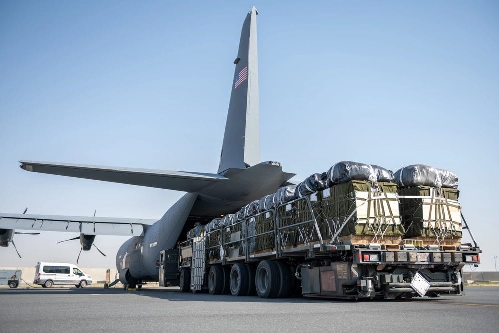 Ein K-Loader der US-Luftwaffe, gefüllt mit Paletten mit Halal-Mahlzeiten, die für einen Luftabwurf über Gaza bestimmt sind, ist bereit für die Verladung auf eine C-130J Super Hercules.