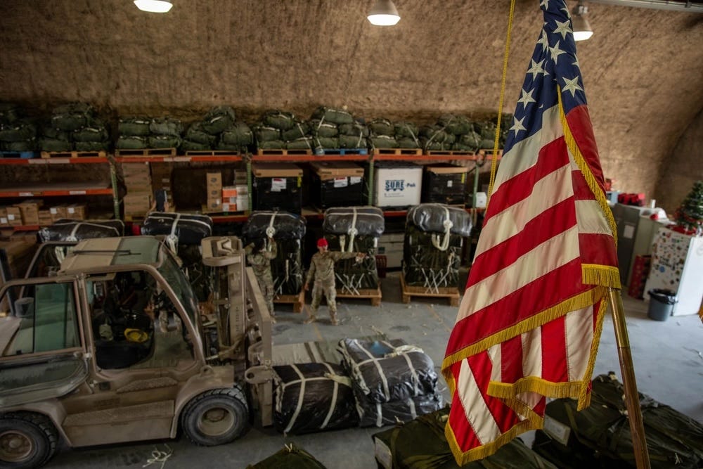 US-Soldaten bereiten Paletten mit verzehrfertigen Mahlzeiten und Wasserflaschen vor, die über Luftabwürfe für humanitäre Hilfe nach Gaza geschickt werden sollen.