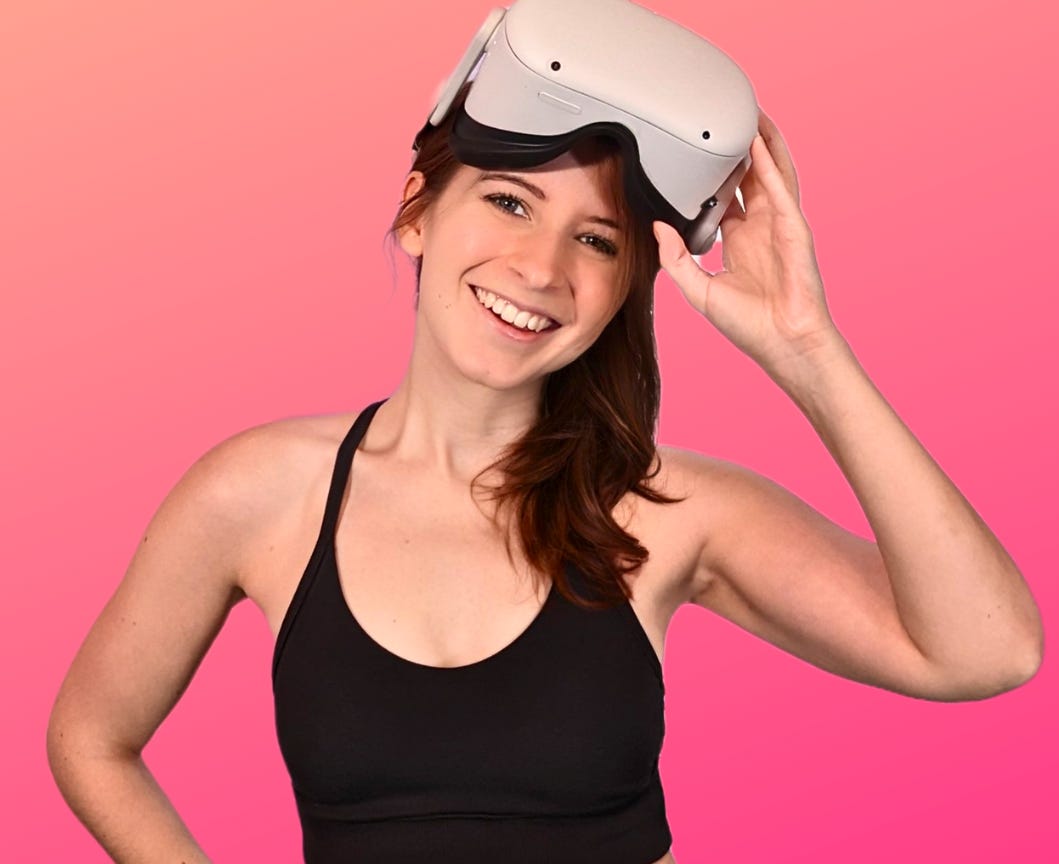 Eine Frau lächelt, während sie ein VR-Headset über ihren Kopf hält