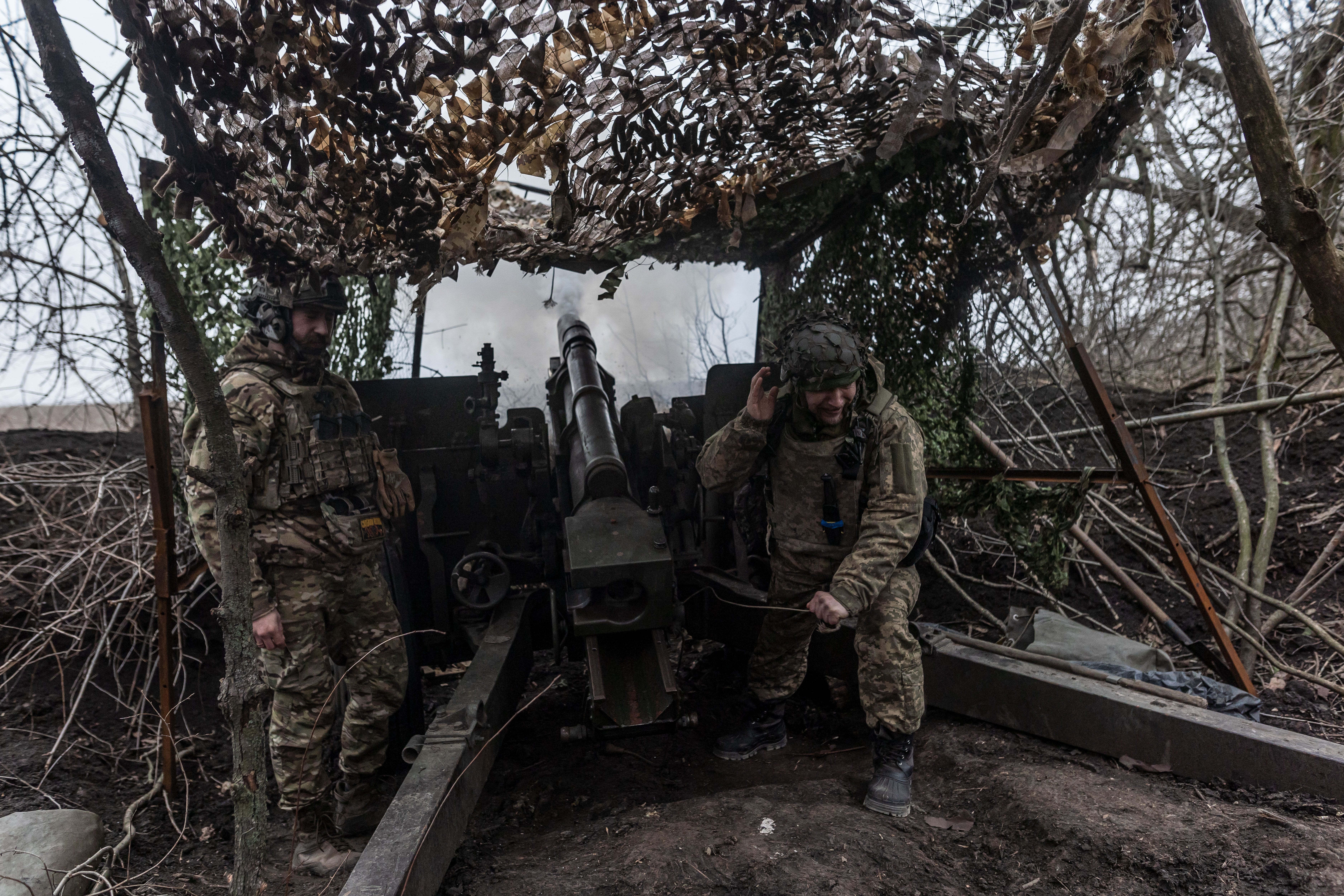 Ukrainische Soldaten der Brigade 71 feuern am 18. Februar 2024 Artillerie in Richtung Awdijiwka, Oblast Donezk, Ukraine.