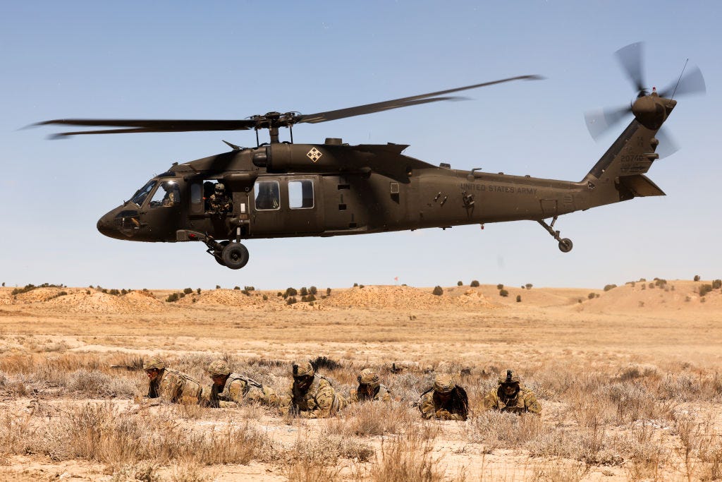 Kavallerie-Späher des 2. Stryker Brigade Combat Teams warten darauf, dass der Black Hawk-Hubschrauber, der sie zur Operation Steel Eagle abgesetzt hat, am 31. März 2022 in Fort Carson, Colorado, abhebt.