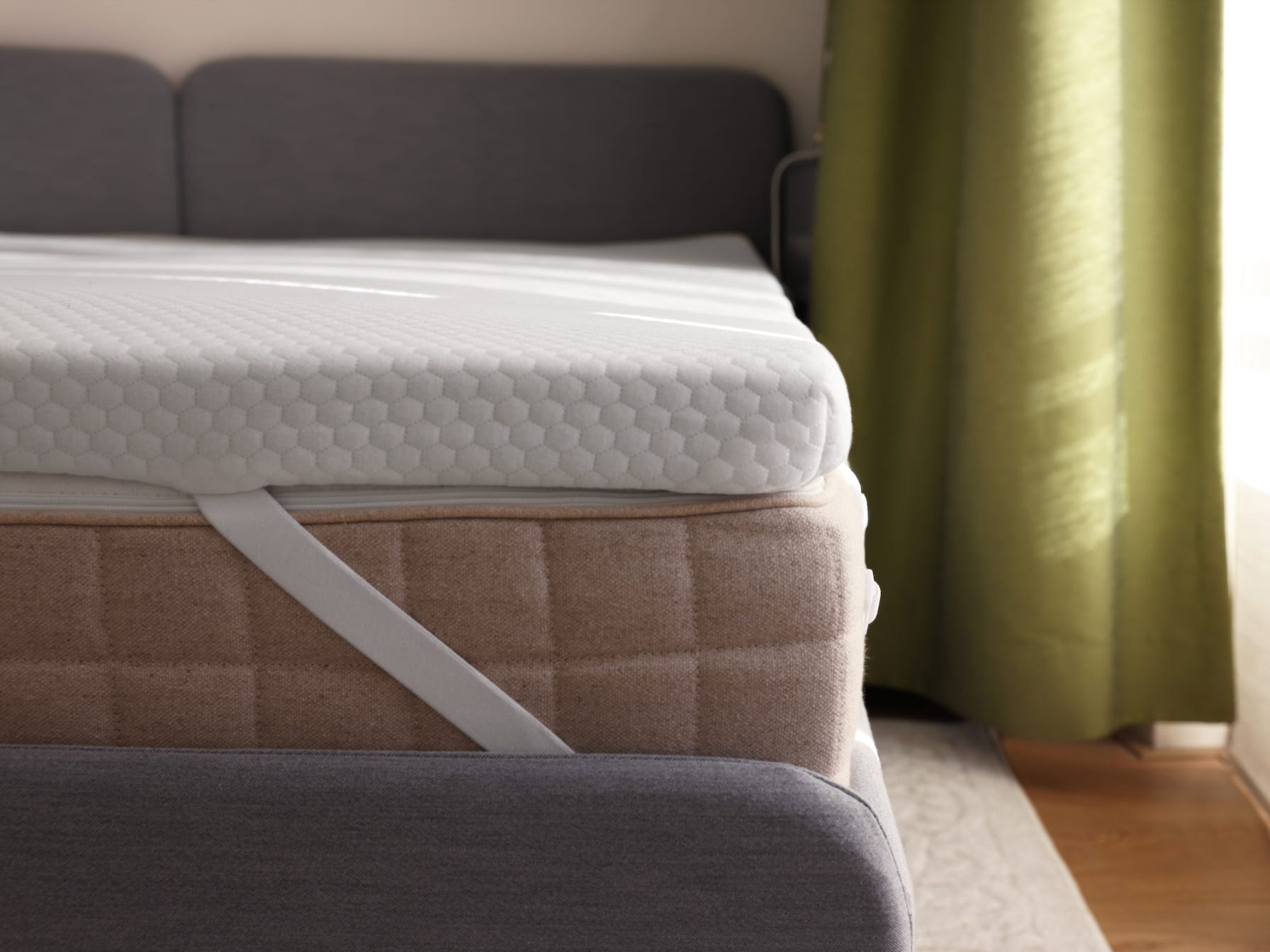 Bett in einem modernen Schlafzimmer mit einer weichen Matratzenauflage aus Memoryschaum