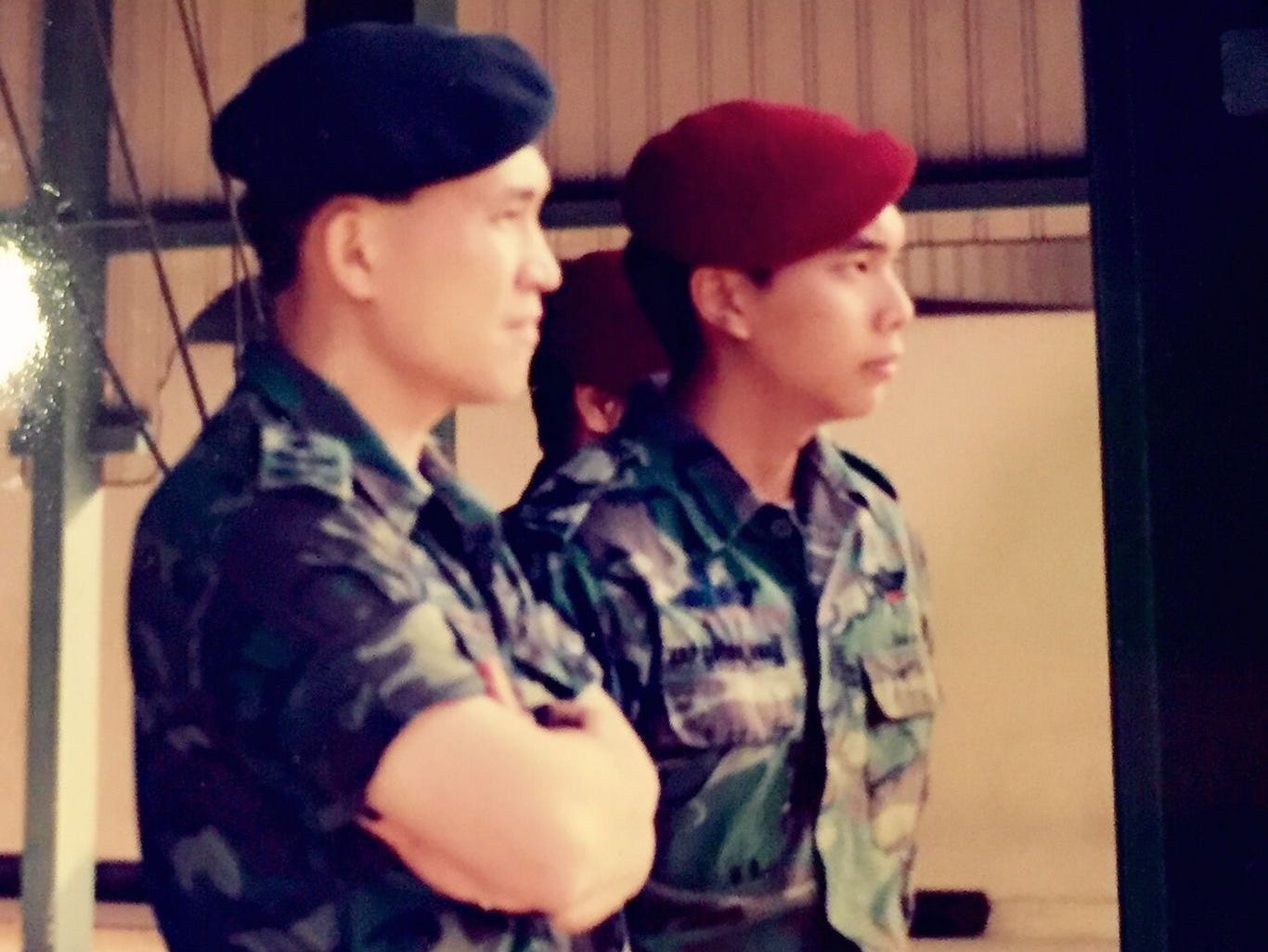 Yap (rechts) mit dem damaligen Chef der Verteidigungsstreitkräfte Singapurs, Lim Chuan Poh (links).