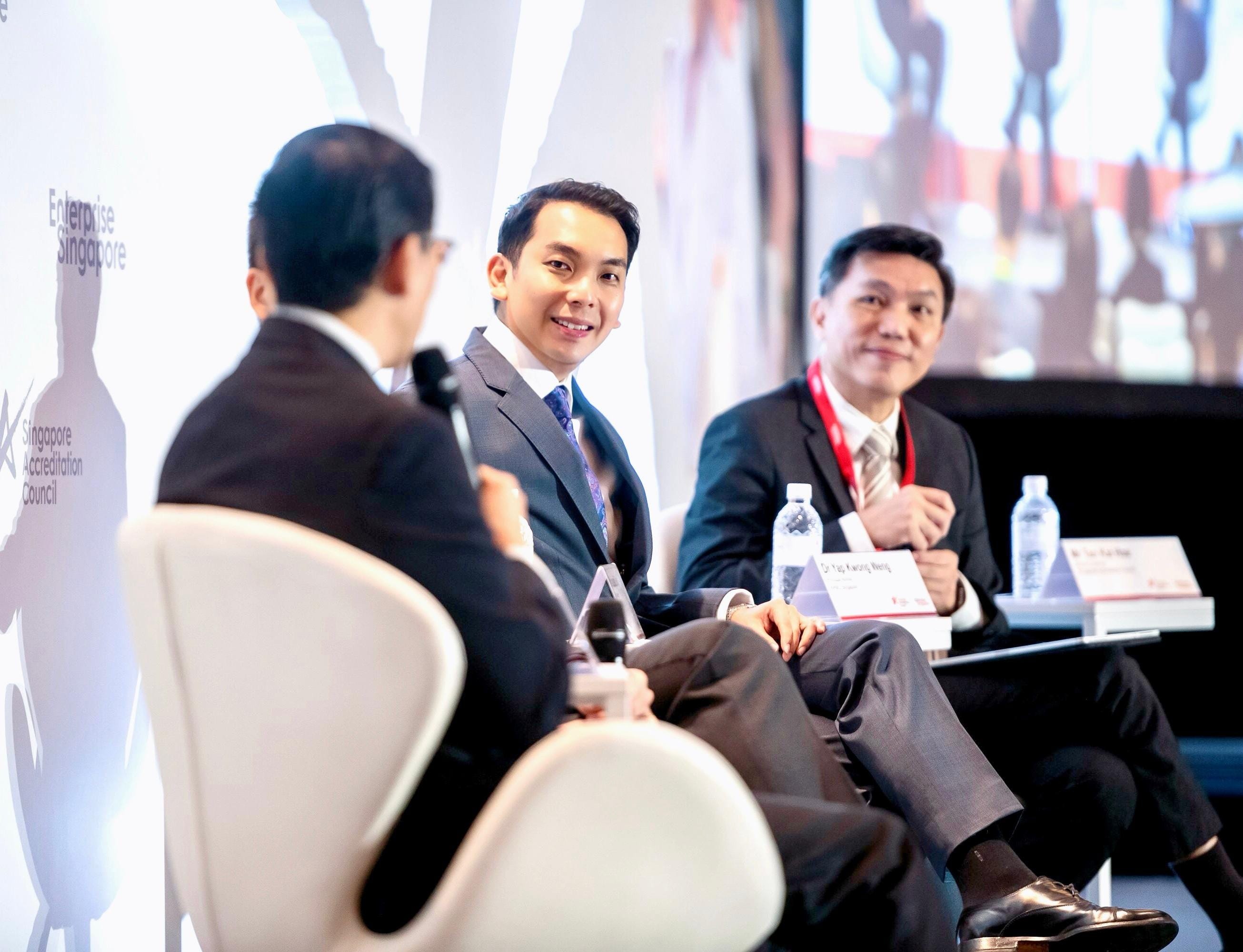 Yap (Mitte) nimmt an einer Podiumsdiskussion teil, die von Enterprise Singapore organisiert wird, einer Regierungsbehörde, die die Unternehmensentwicklung unterstützt.