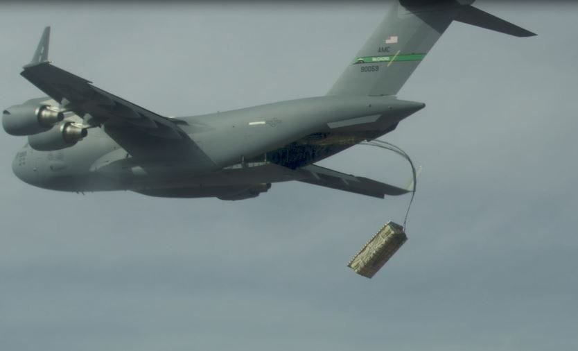 Eine C-17 wirft während der Tests des Advanced Battle Management Onramp #2 palettierte Munition (simulierte JASSMs) ab.
