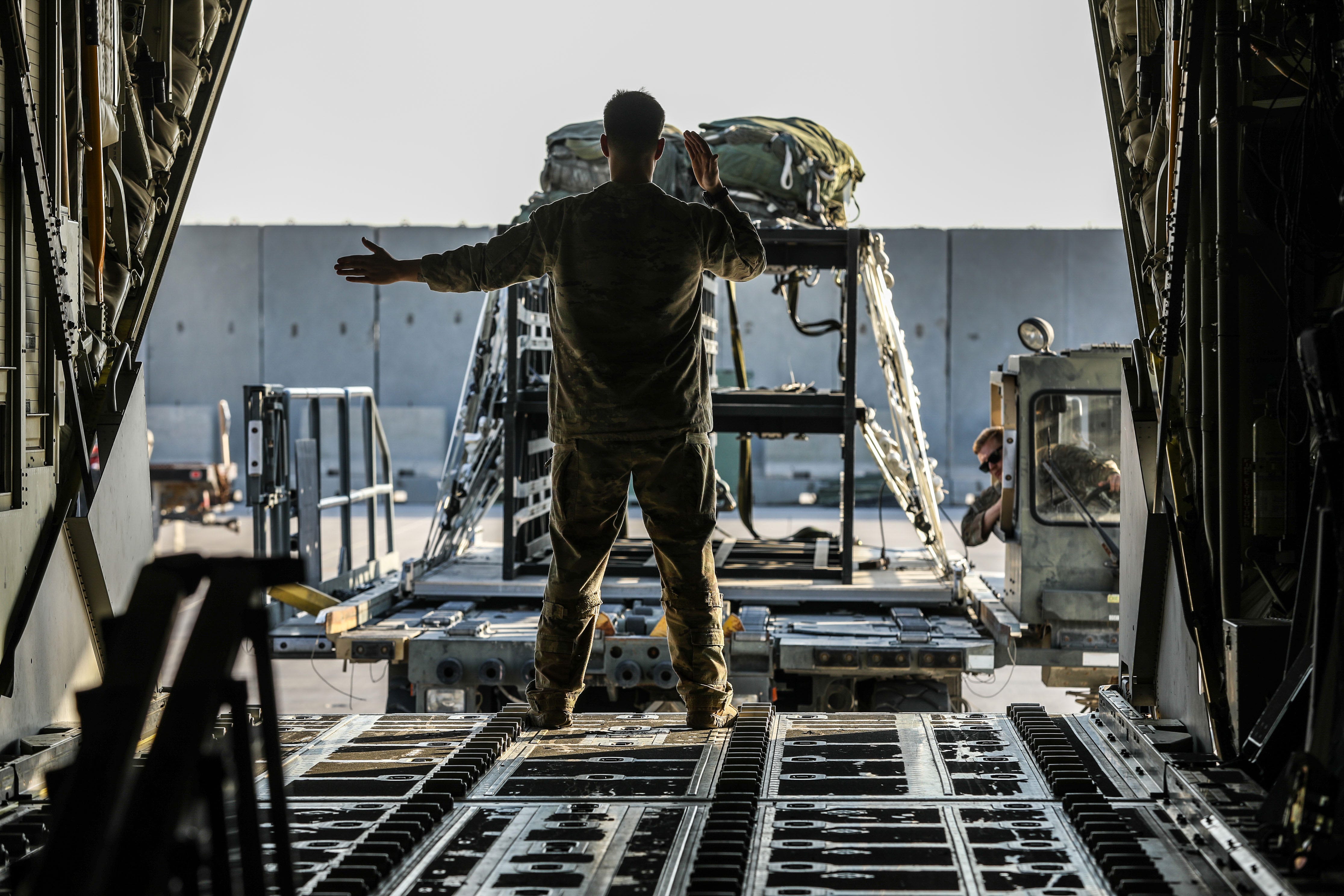 US Special Operations Task Group-Central und Air Forces Central Airmen führen Orientierungsübungen und statische Einarbeitungsproben zum Ein- und Ausladen durch