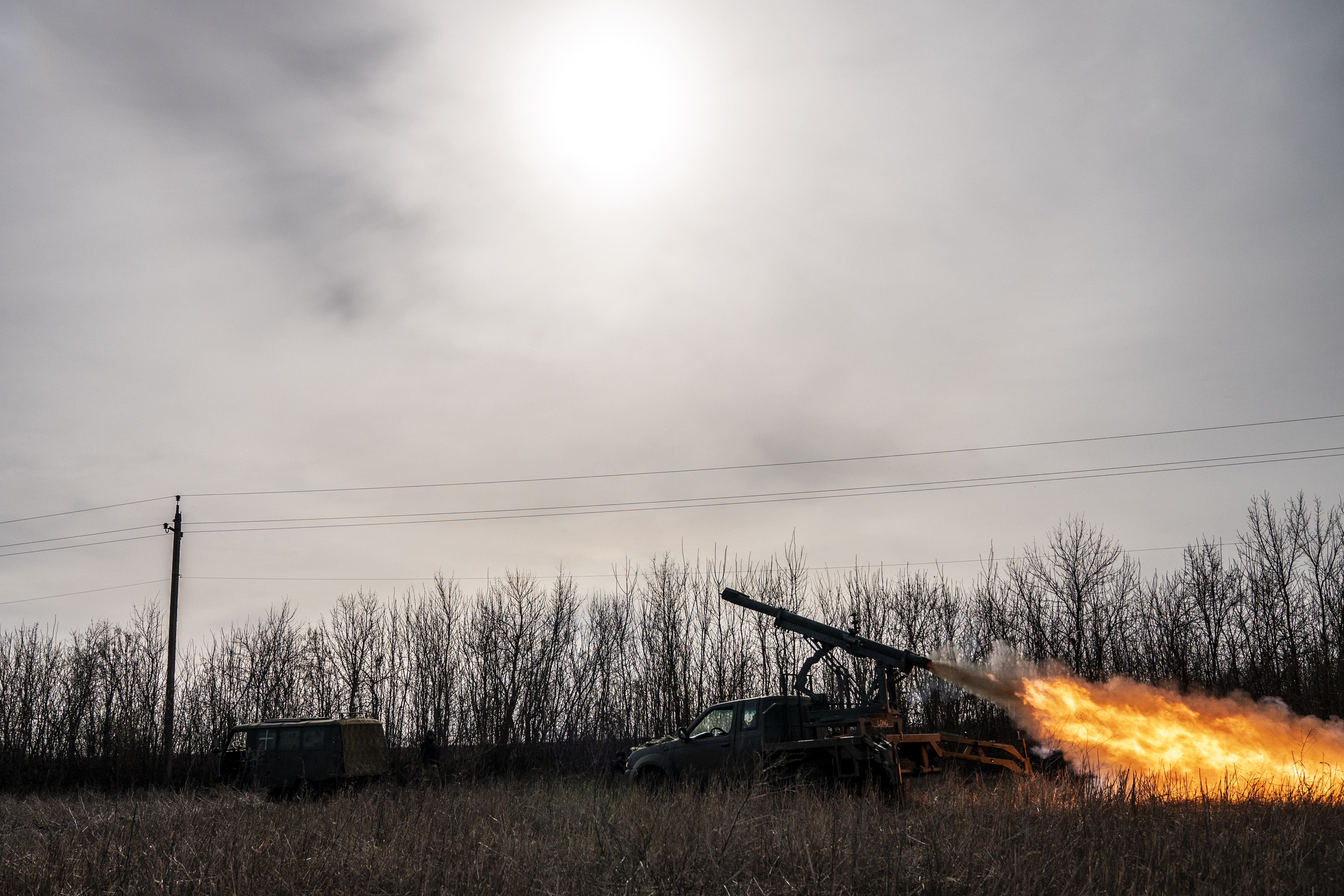 Ukrainische Soldaten feuern am 5. März 2024 Raketen von einem Grad PC3B auf russische Stellungen ab.