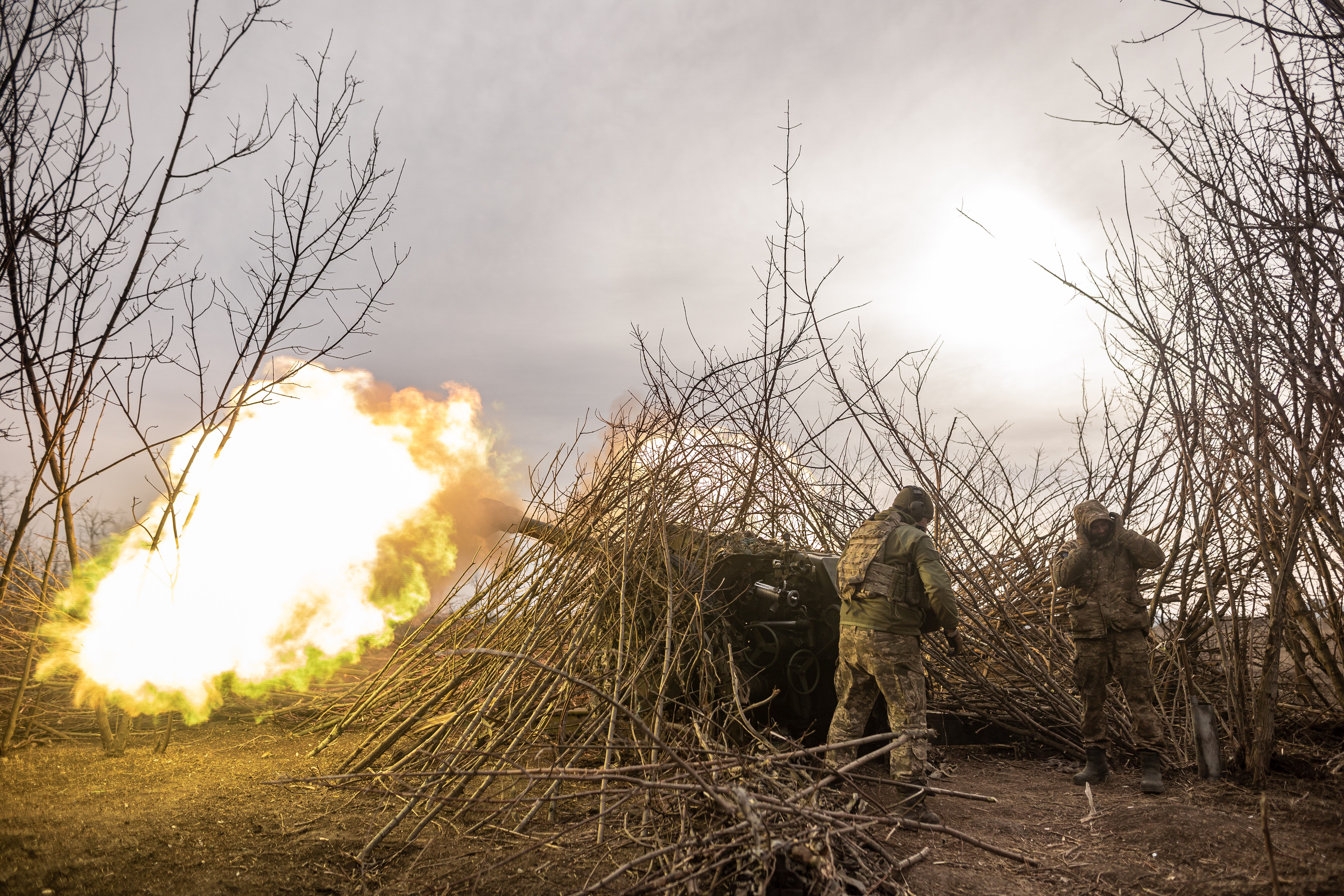 Ukrainische Soldaten feuern am 5. März 2024 Artillerie in Richtung Bachmut.