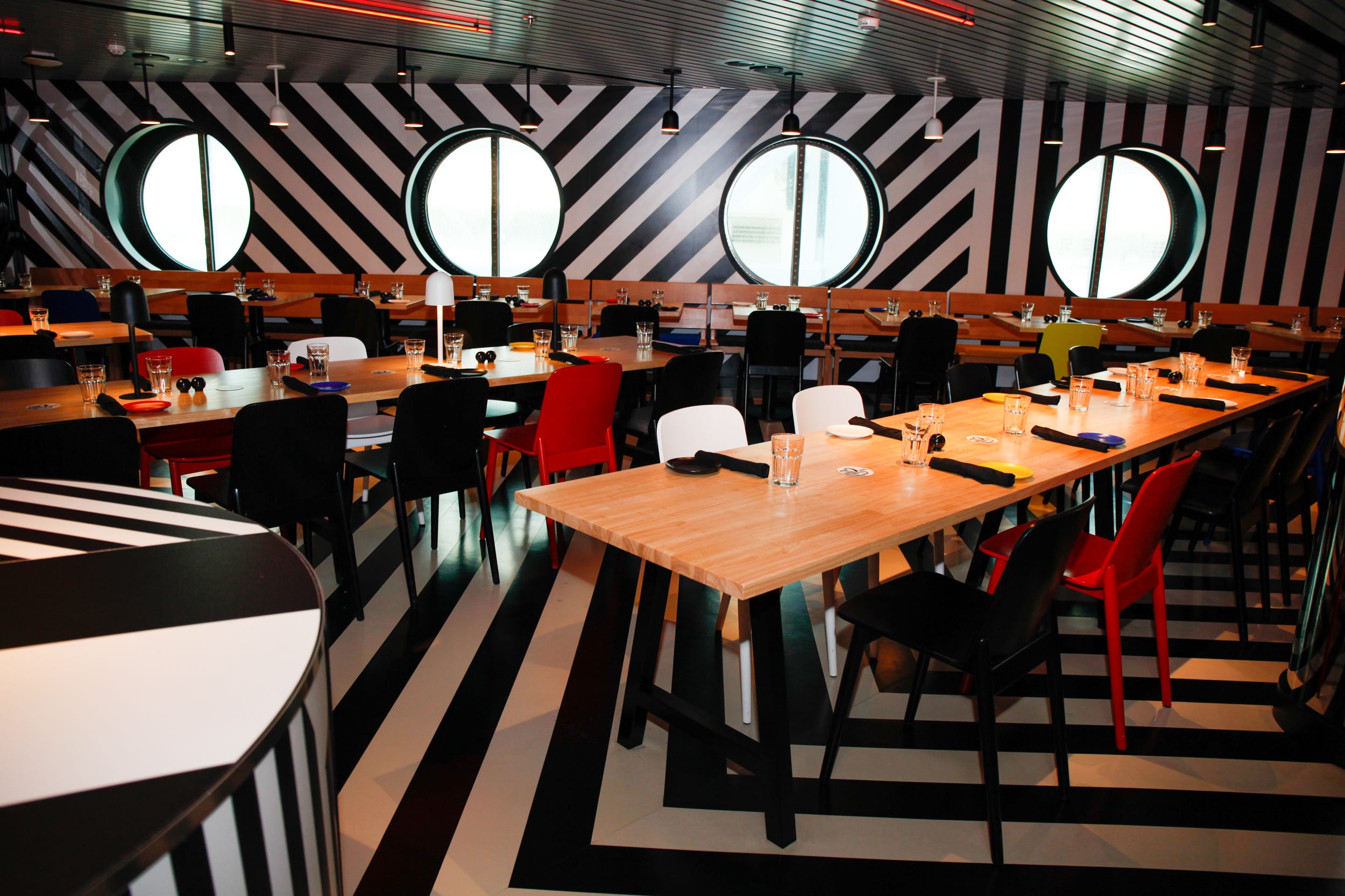Das Restaurant Razzle Dazzle mit kräftigen weißen und schwarzen Streifen an Wand und Boden