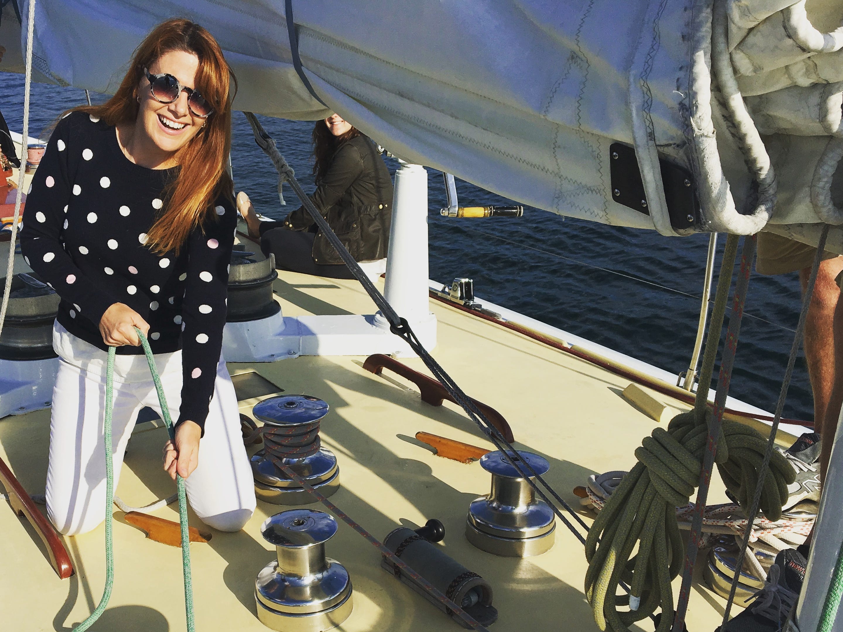 Andrea befestigt ein Seil auf einem Segelboot in Rhode Island