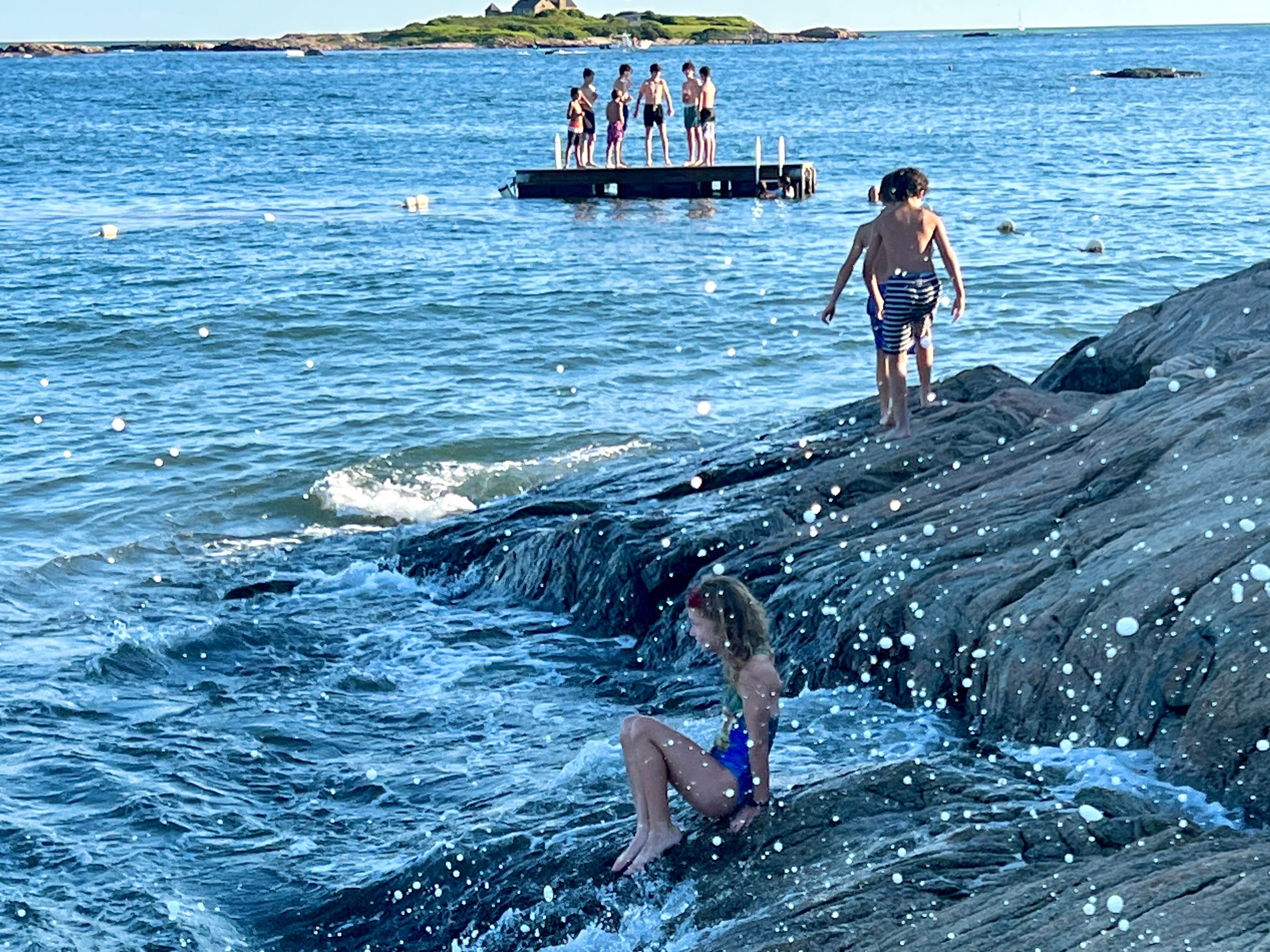 Menschen schwimmen im Wasser an der Küste von Newport Rhode Island