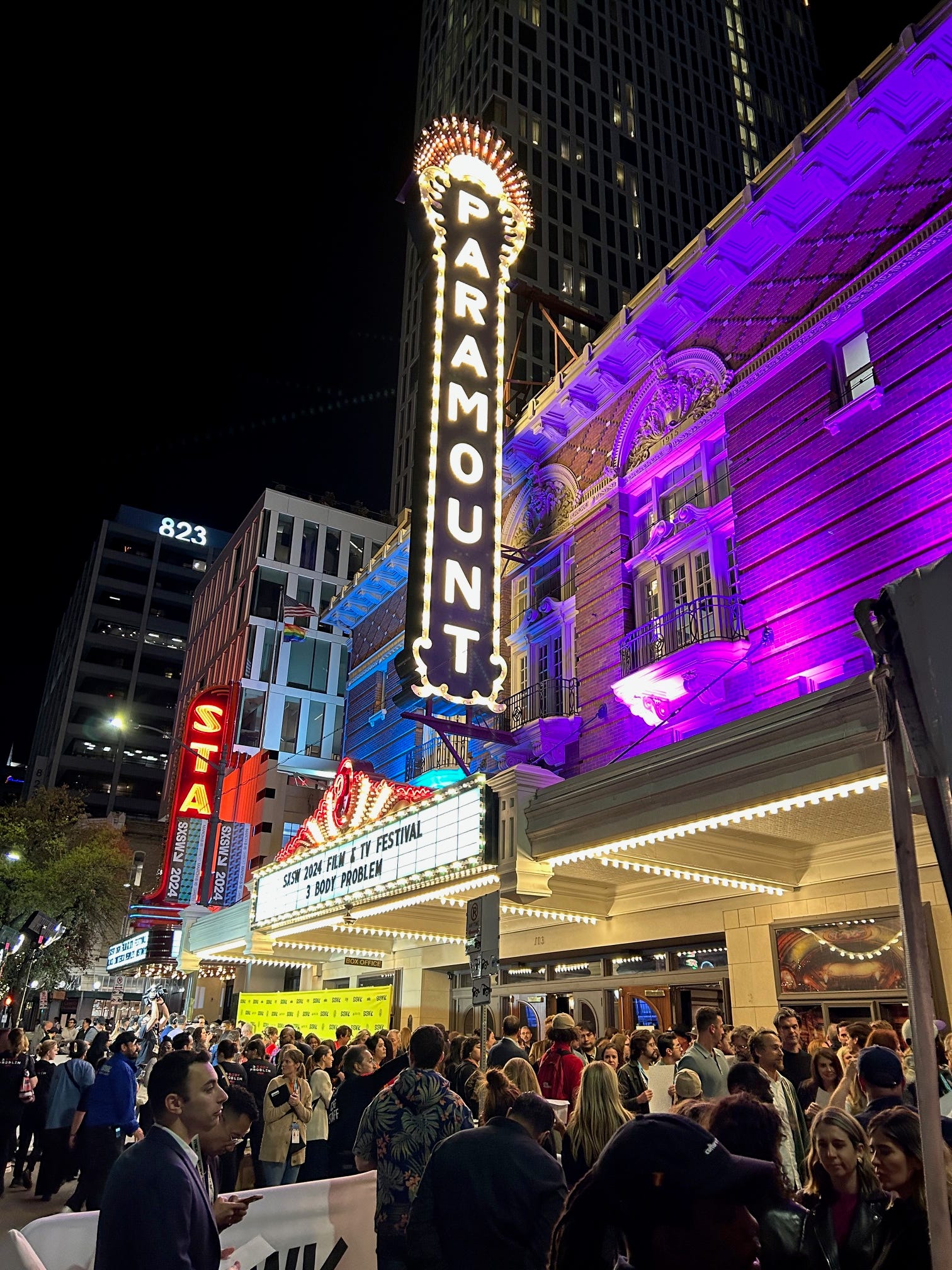 Leuchtendes Zeichen des Paramount Theaters und Menschenmenge vor der Netflix-Premiere