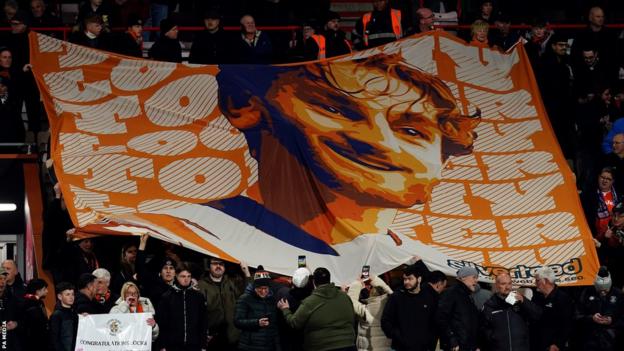 Fans von Luton Town zeigten vor dem Spiel in Bournemouth ein Banner mit Tom Lockyer