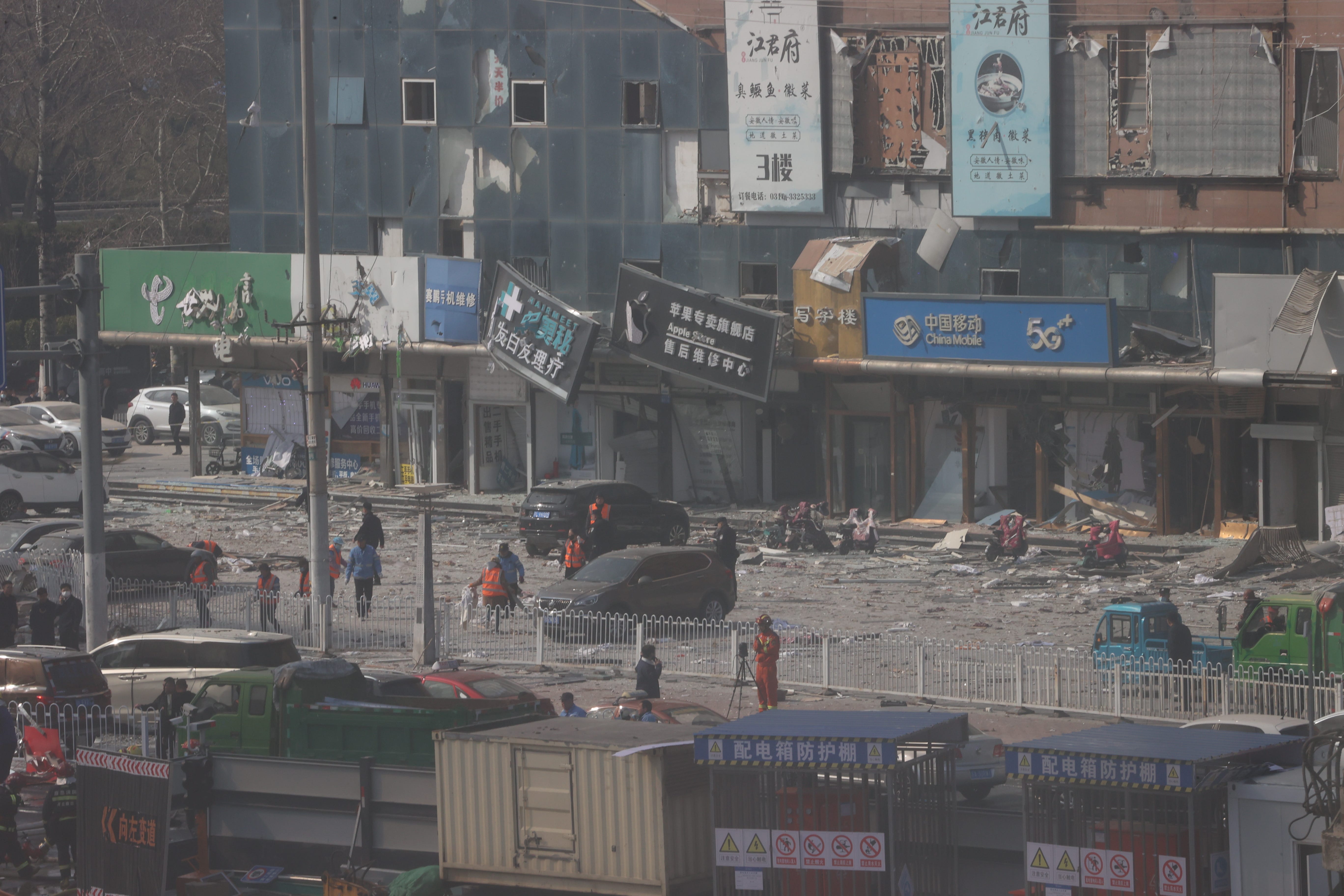 Durch die Explosion am Mittwoch wurden nahegelegene Ladenfronten in Yanjiao beschädigt.