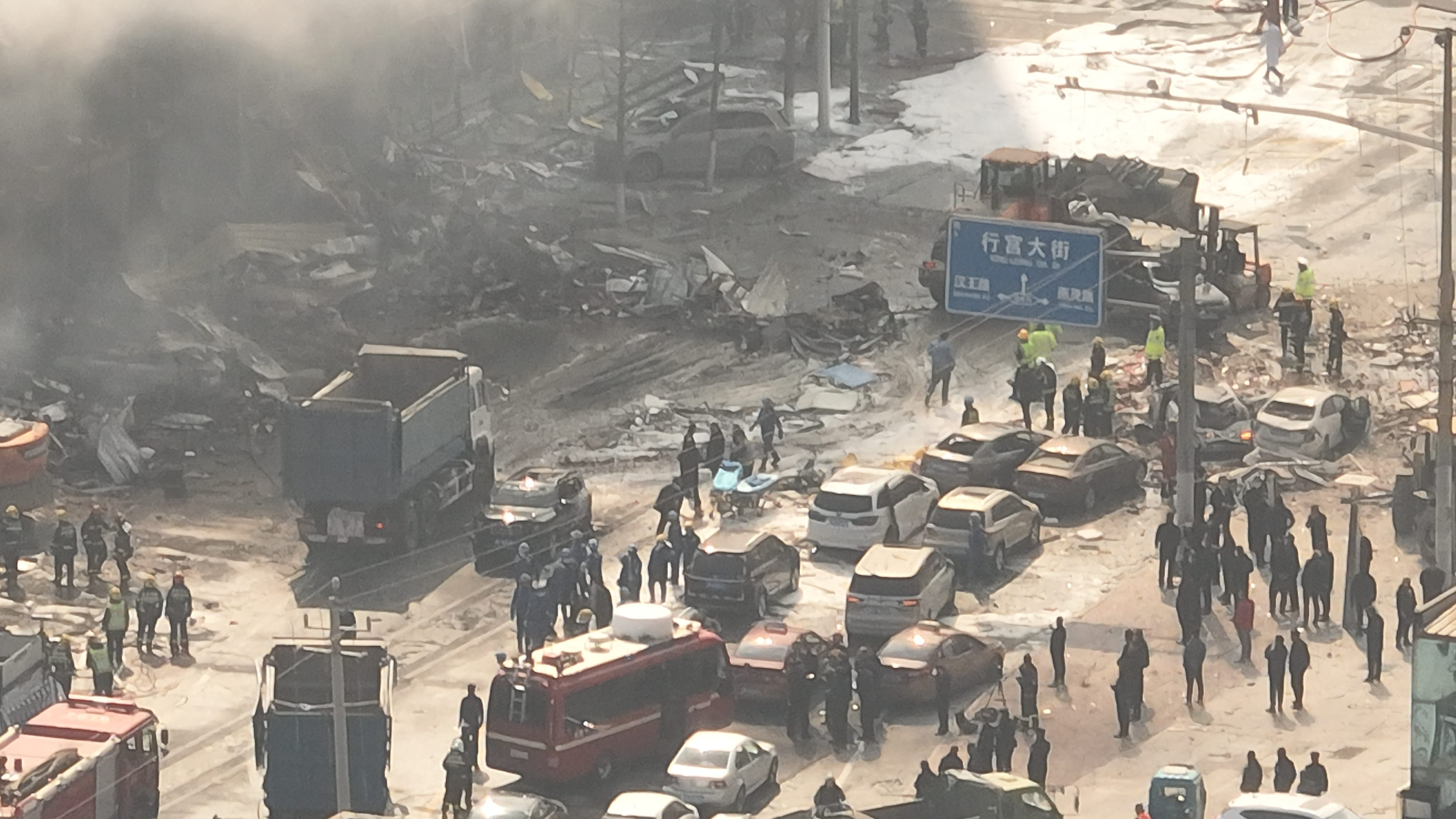 Ein Blick von oben auf die Straße in Yanjiao, wo bei einer Explosion sieben Menschen ums Leben kamen.